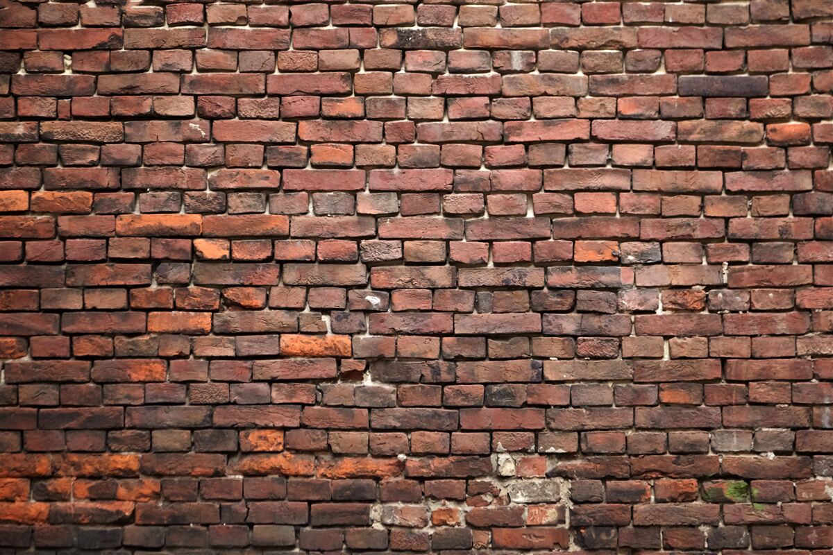 Fototapeta tmavá tehlová stena, staršia ako rokov