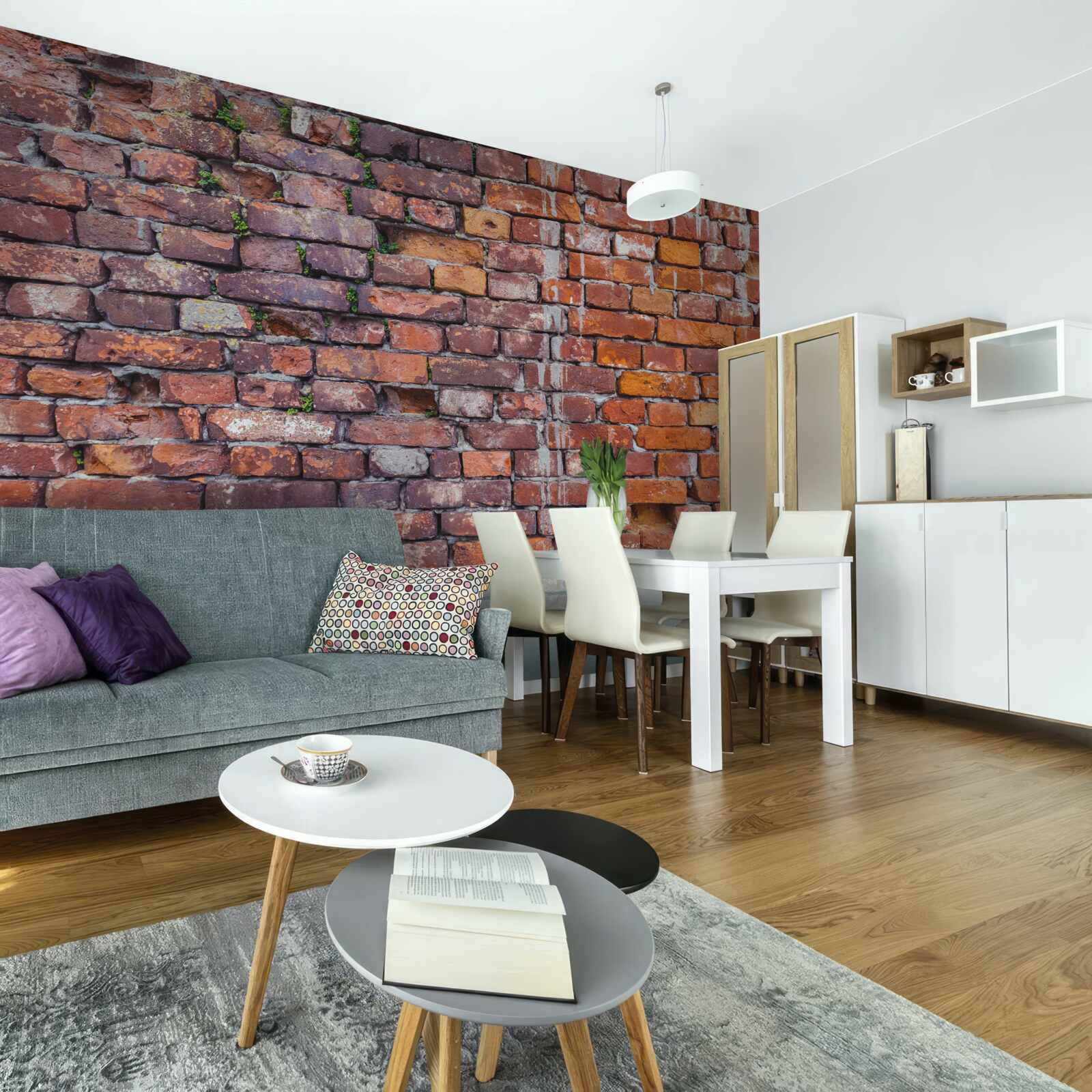 Fototapeta zateká na historickú tehlovú stenu