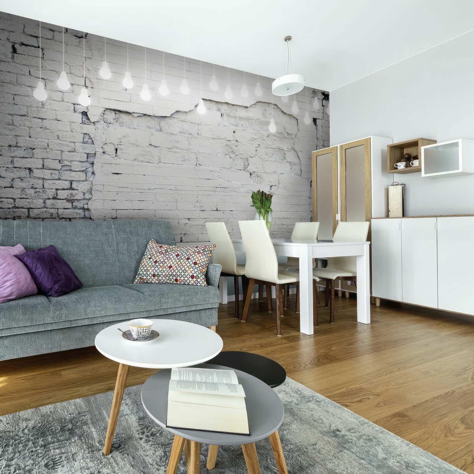 Fototapeta biela tehlová stena a na nej žiarovky