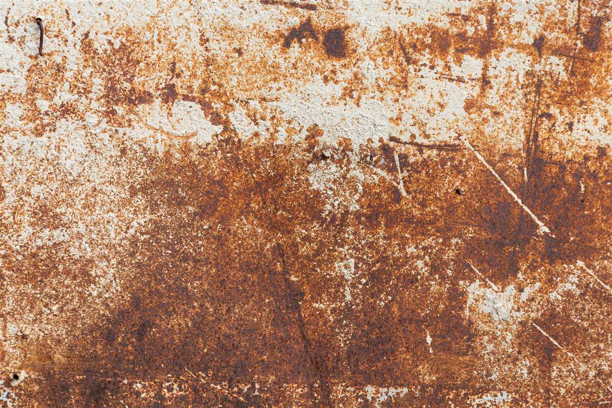 Fototapeta ošarpaná stena natretá tmavými odtieňmi hrdze