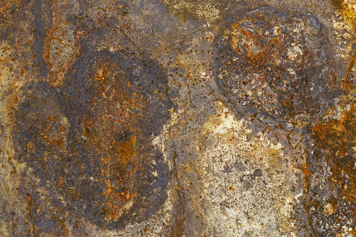 Fototapeta farba, ktorá je popraskaná a začína sa odlupovať