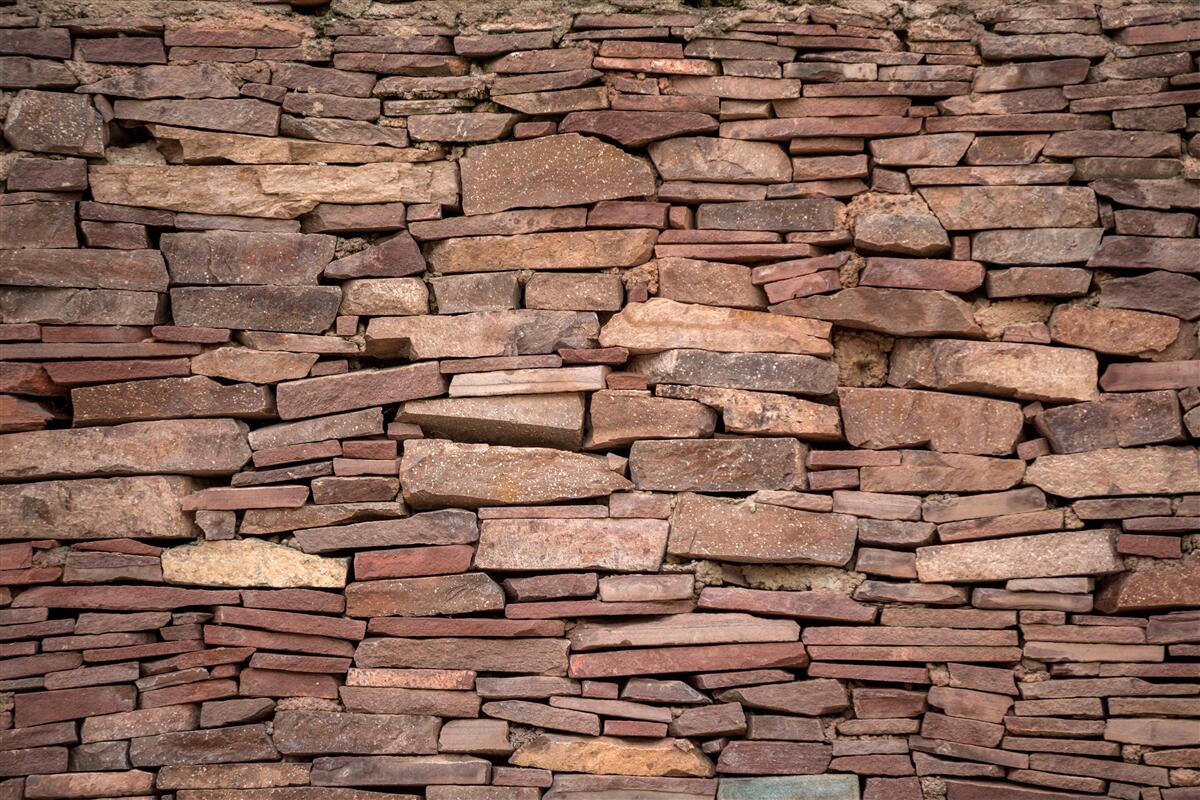 Fototapeta hnedá kamenná bariéra s nerovnomernou štruktúrou