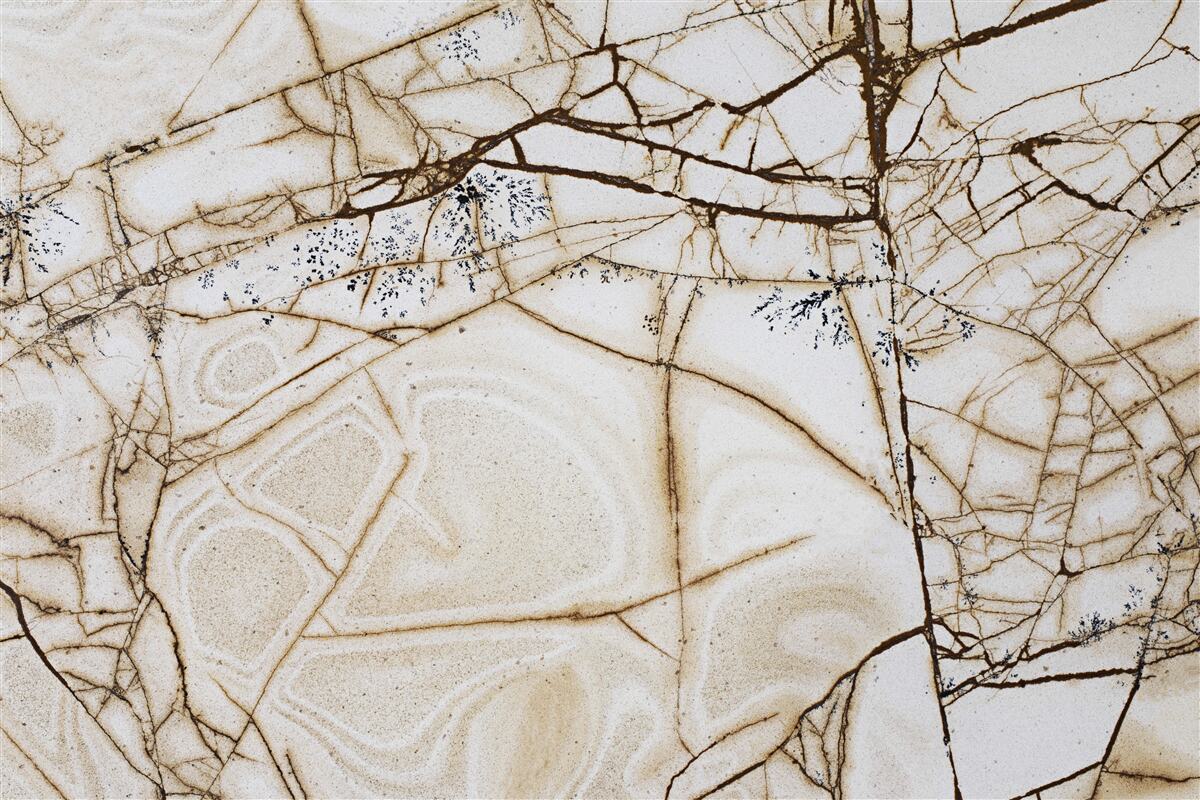 Fototapeta pozadie s popraskaným svetlým mramorom