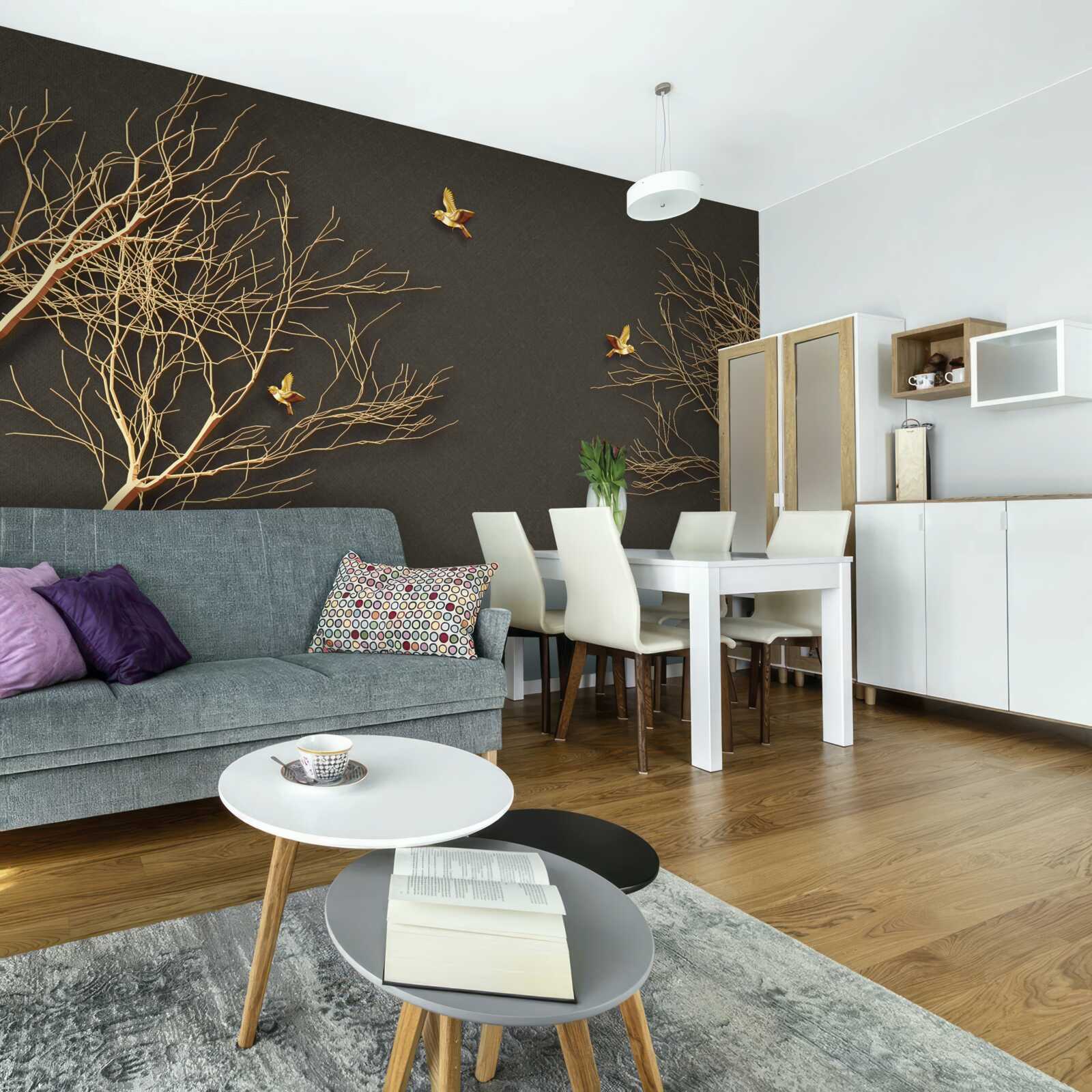 Fototapeta zlaté stromy a motýle na pozadí tmavej nočnej oblohy