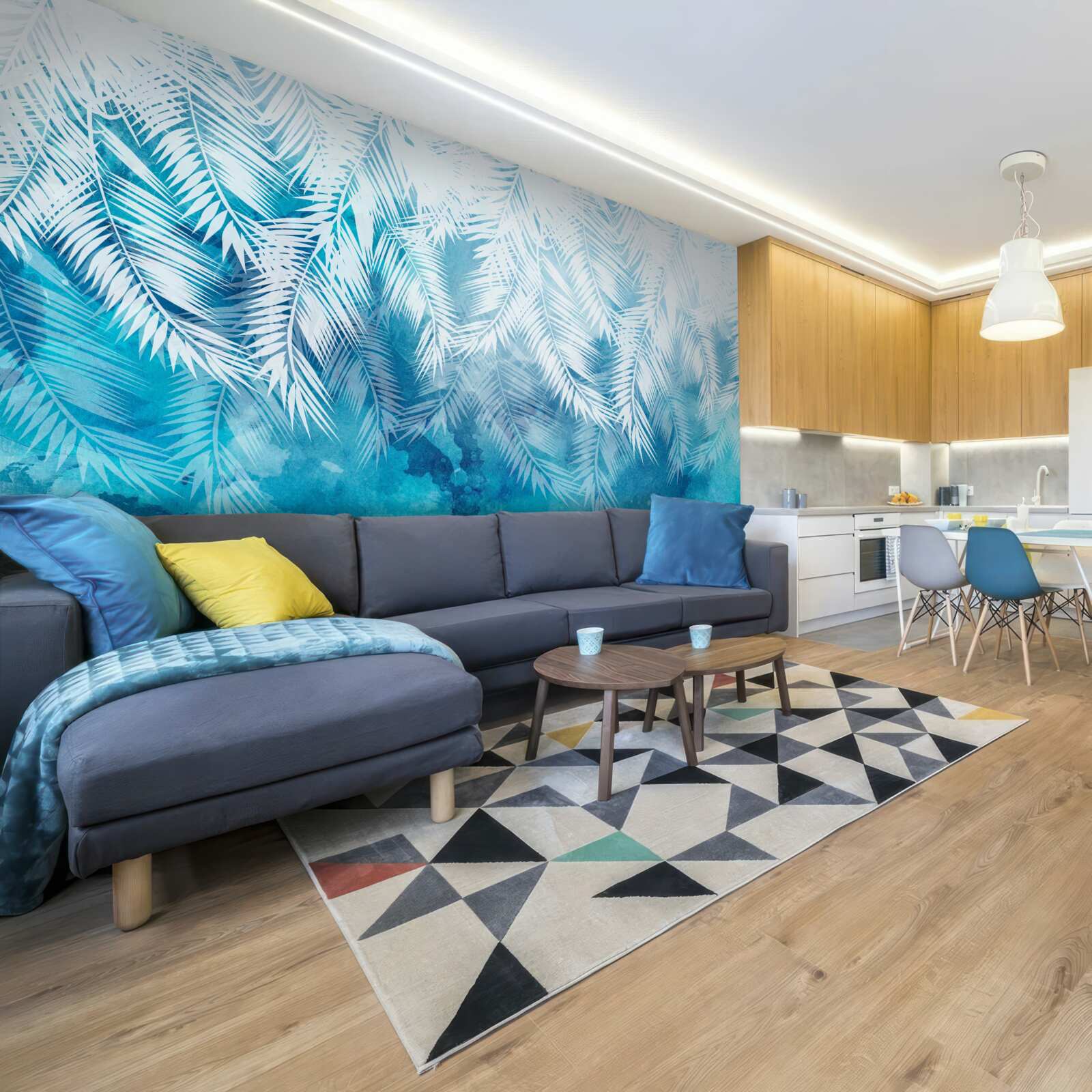 Fototapeta listy bielej paprade na zimnom pozadí