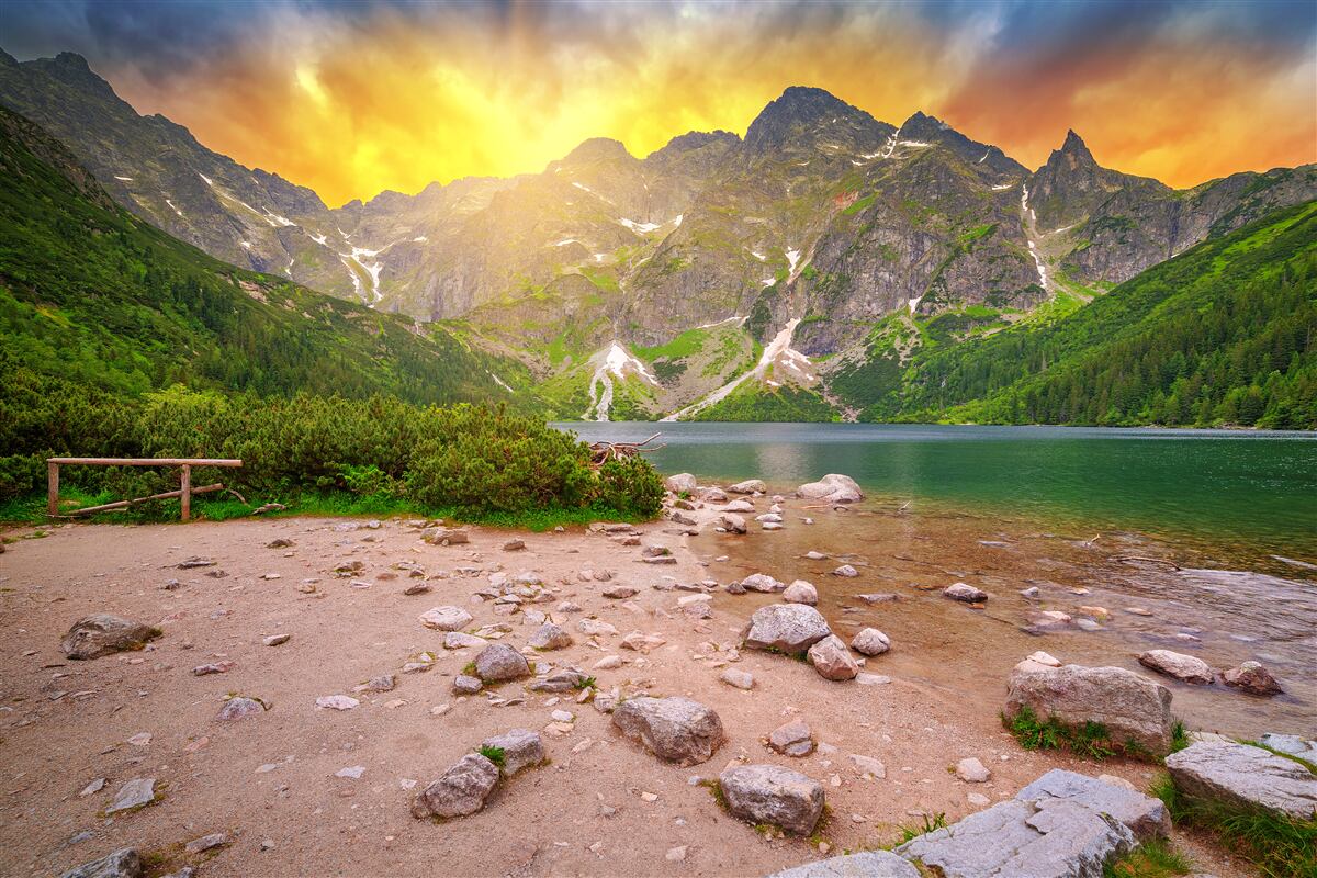 Fototapeta zapadajúce slnko klesajúce za tatranské pleso