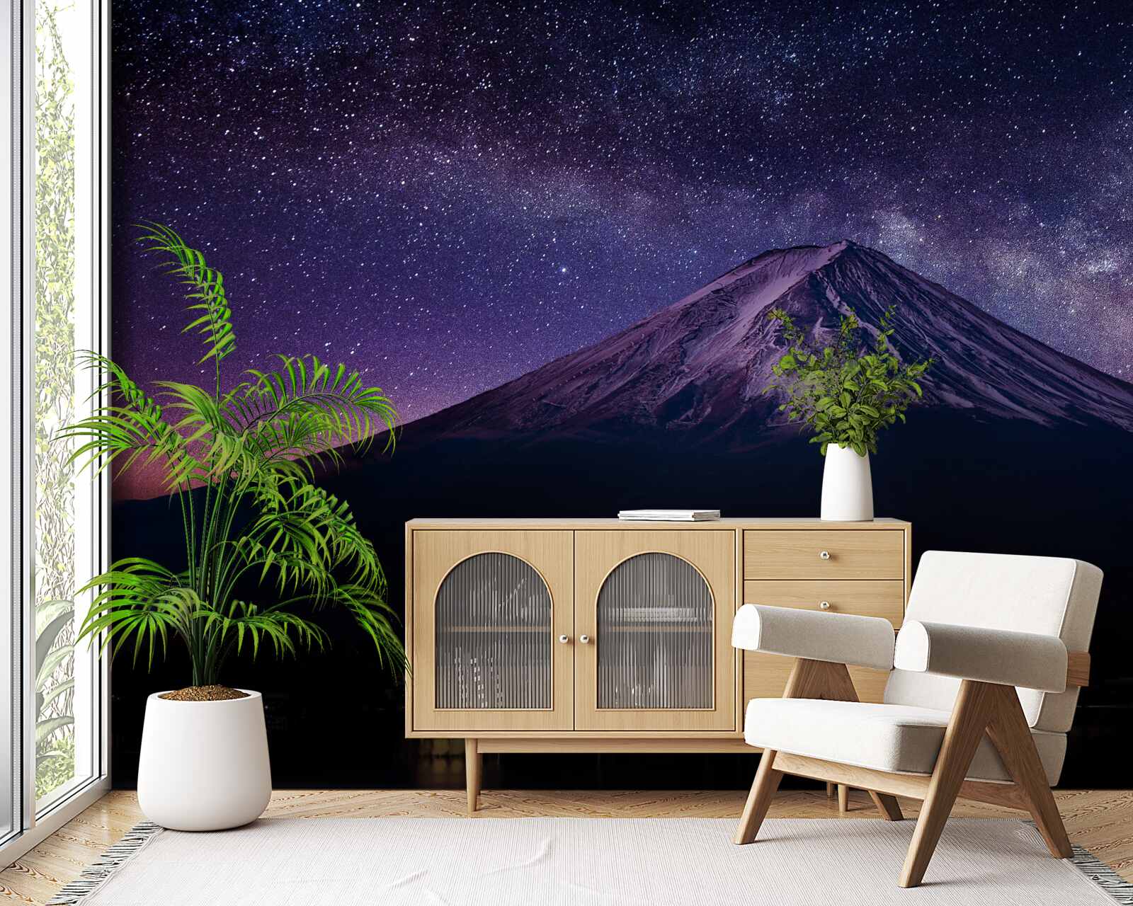 Fototapeta hviezdna obloha s fialovým odtieňom nad vrcholom hory