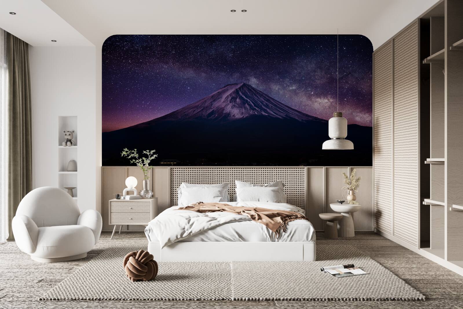 Fototapeta hviezdna obloha s fialovým odtieňom nad vrcholom hory