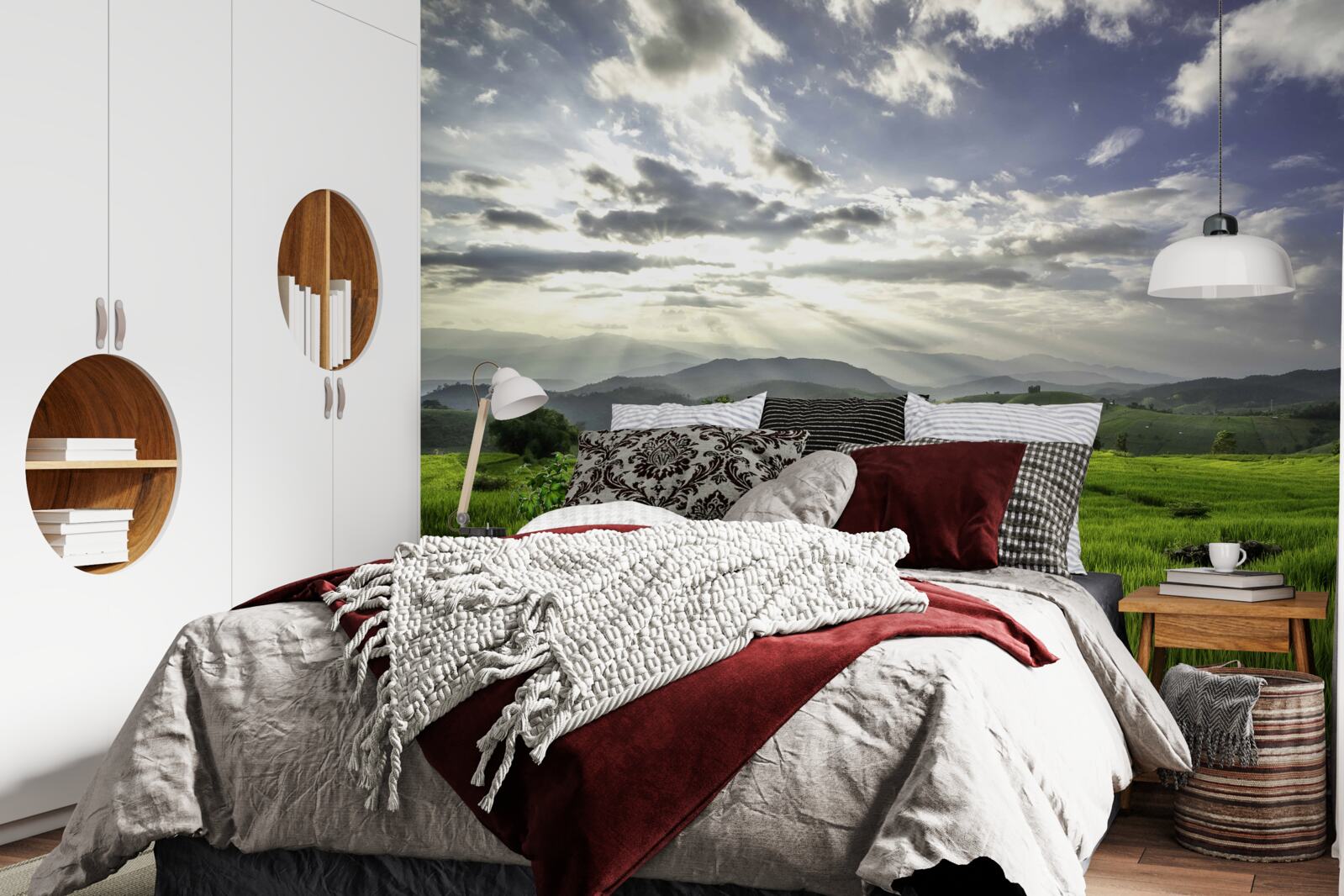 Fototapeta Čistinka, ponorená do zelene hôr, je osvetlená slnečnými lúčmi