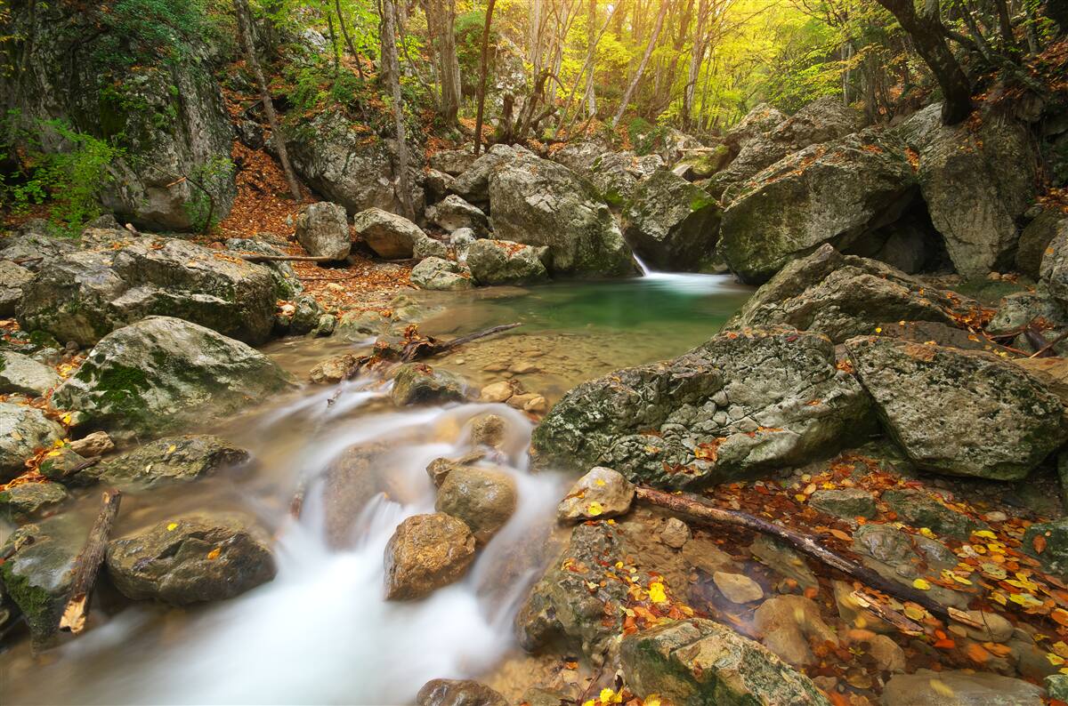 Fototapeta tok rieky na jeseň