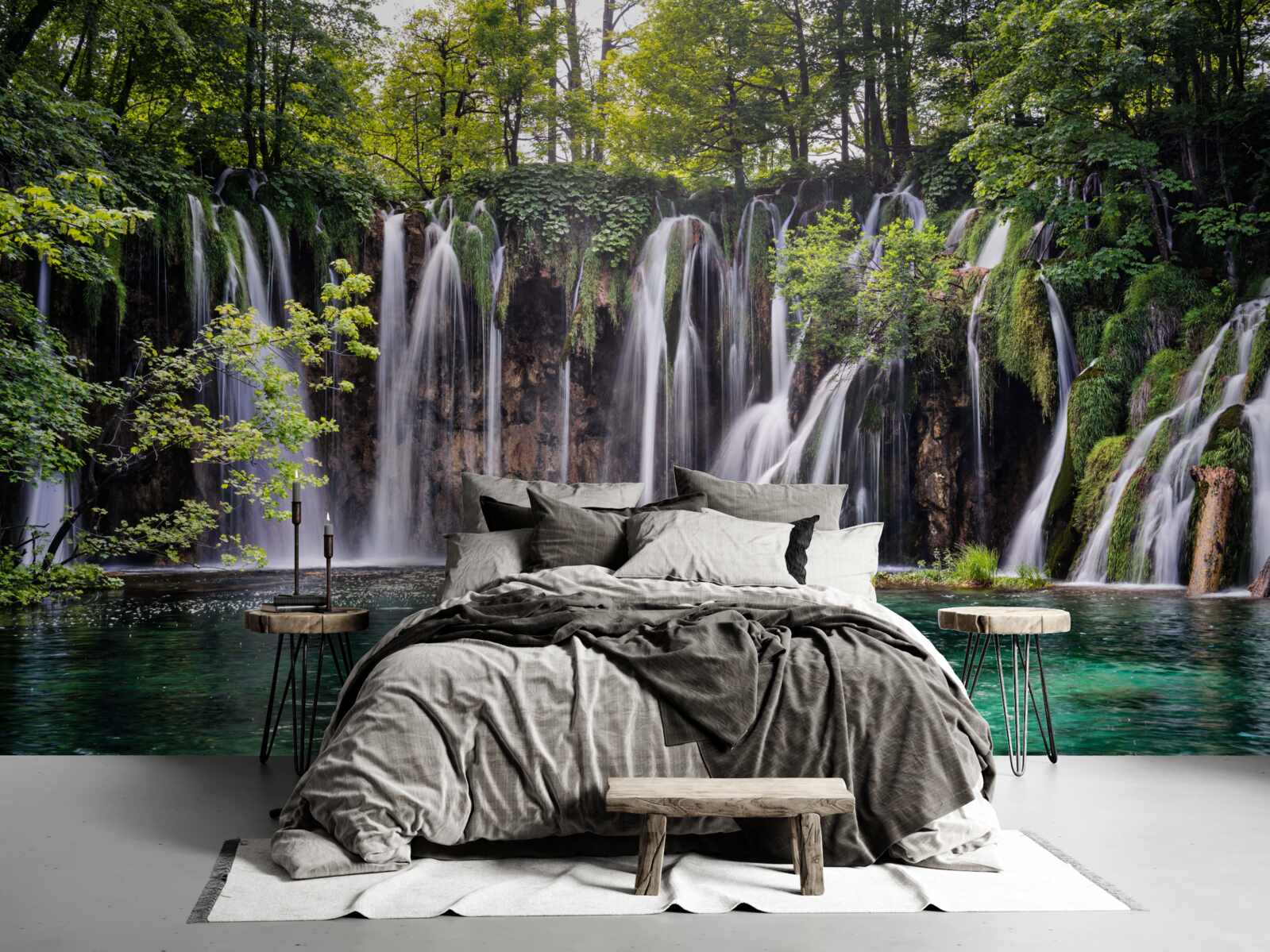 Fototapeta vodopády tečúce do priezračného jazera