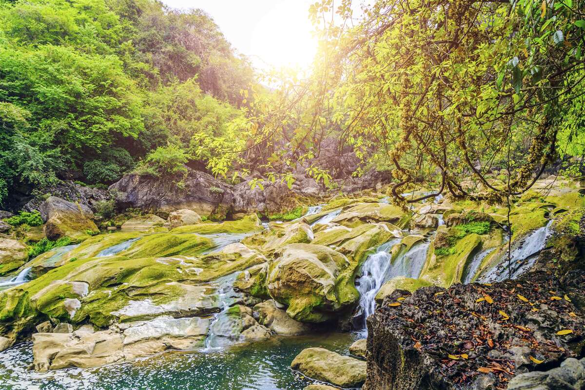 Fototapeta východ slnka nad riekou s jej farebnou prírodou