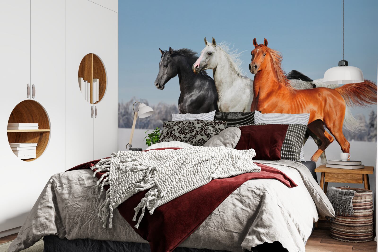 Fototapeta tri kone cválajúce po zasneženom teréne