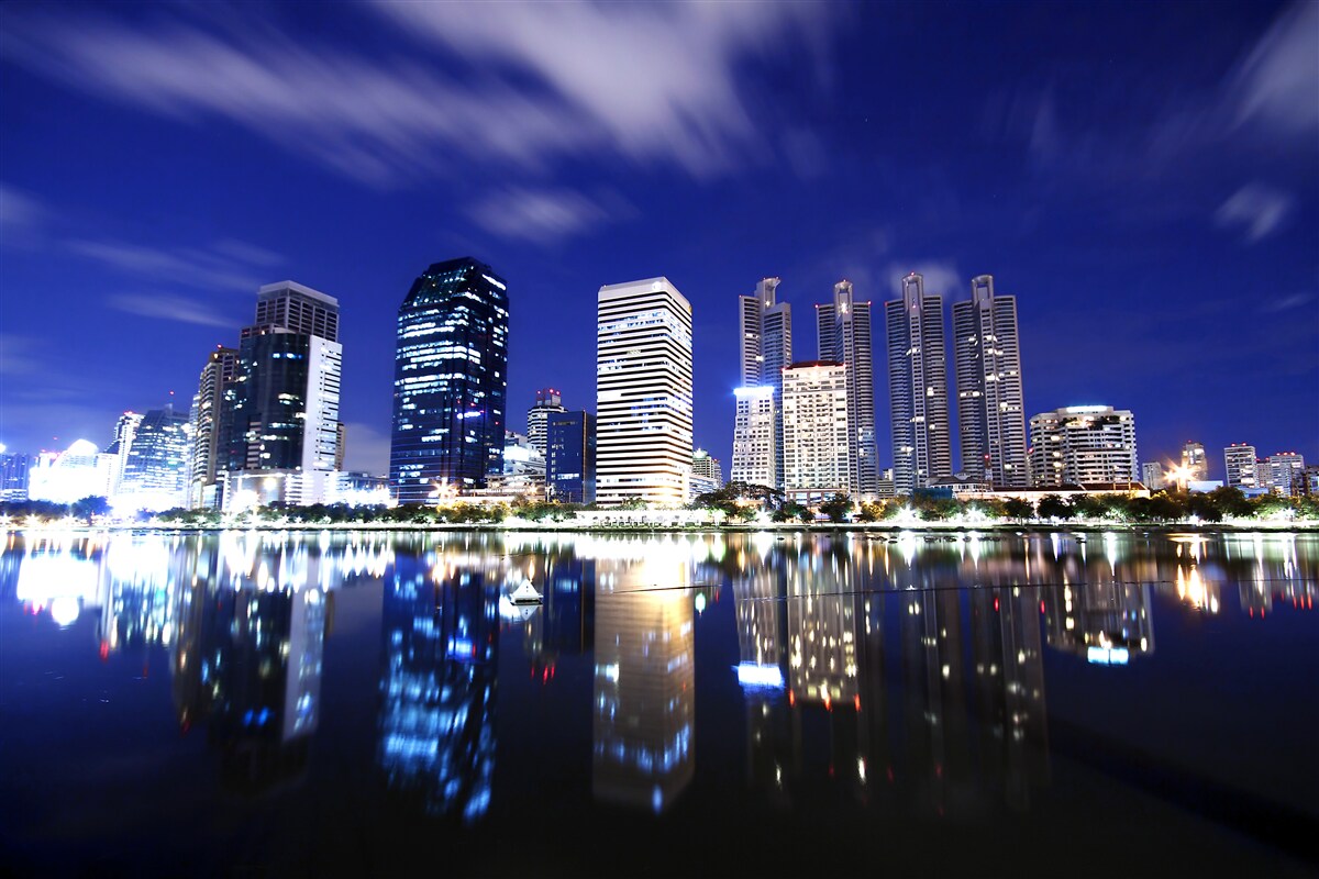 Fototapeta odraz mrakodrapov vo vode v noci