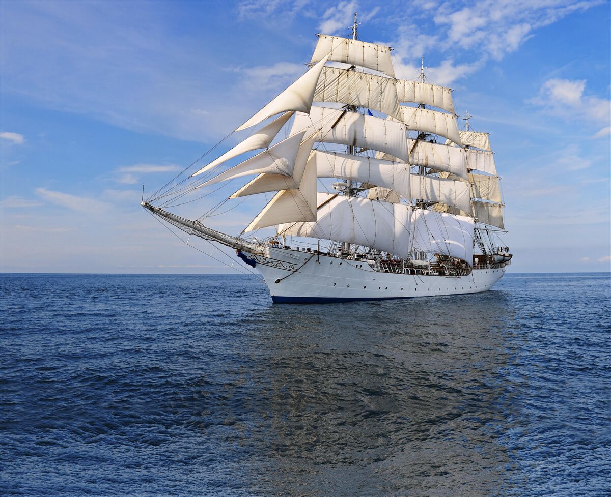 Fototapeta loď s plachtami na pokojnom mori