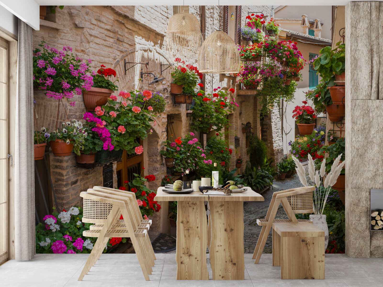 Fototapeta ulica ponorená do hustej zelene, zahaľujúca jej starobylosť