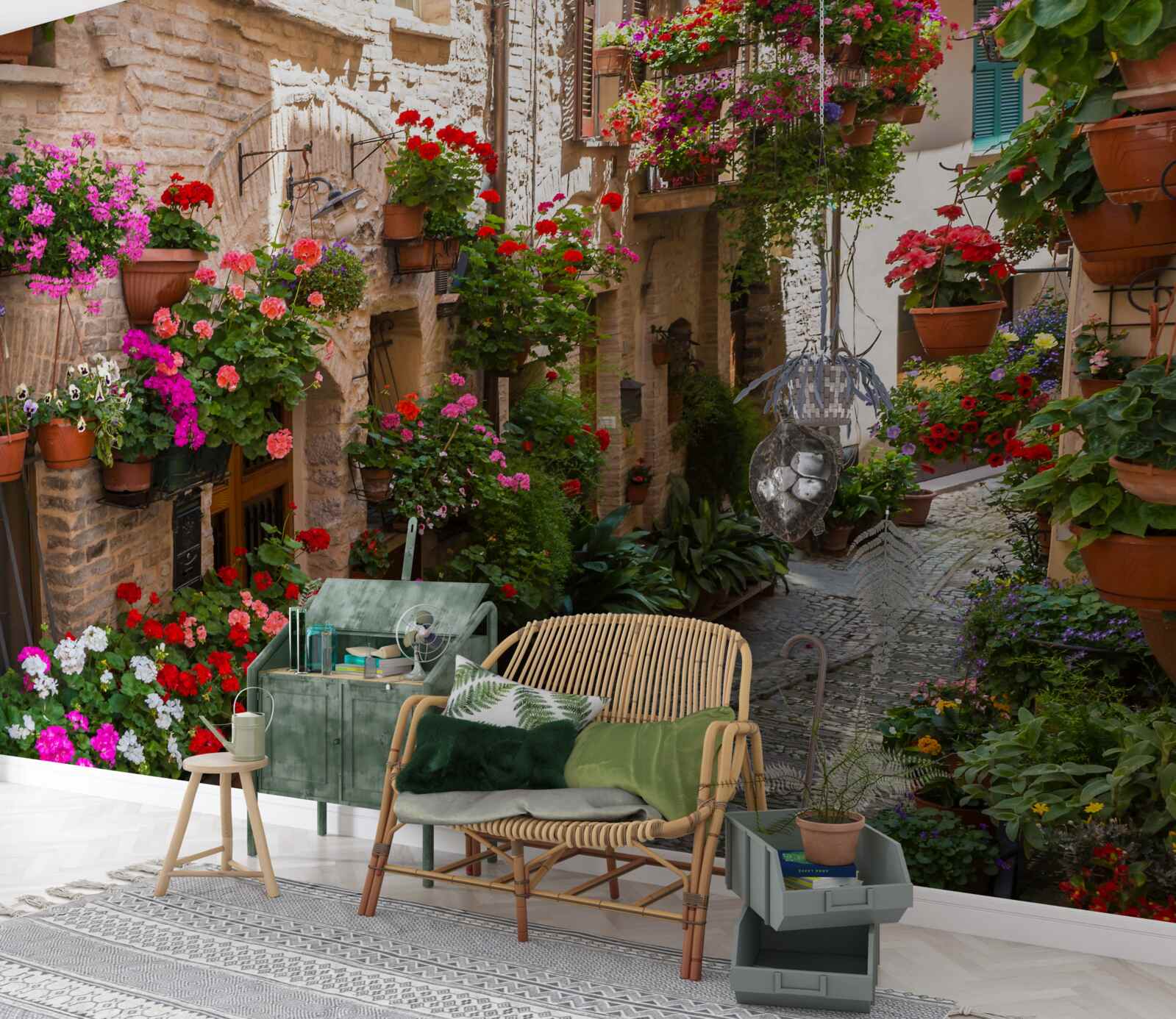 Fototapeta ulica ponorená do hustej zelene, zahaľujúca jej starobylosť