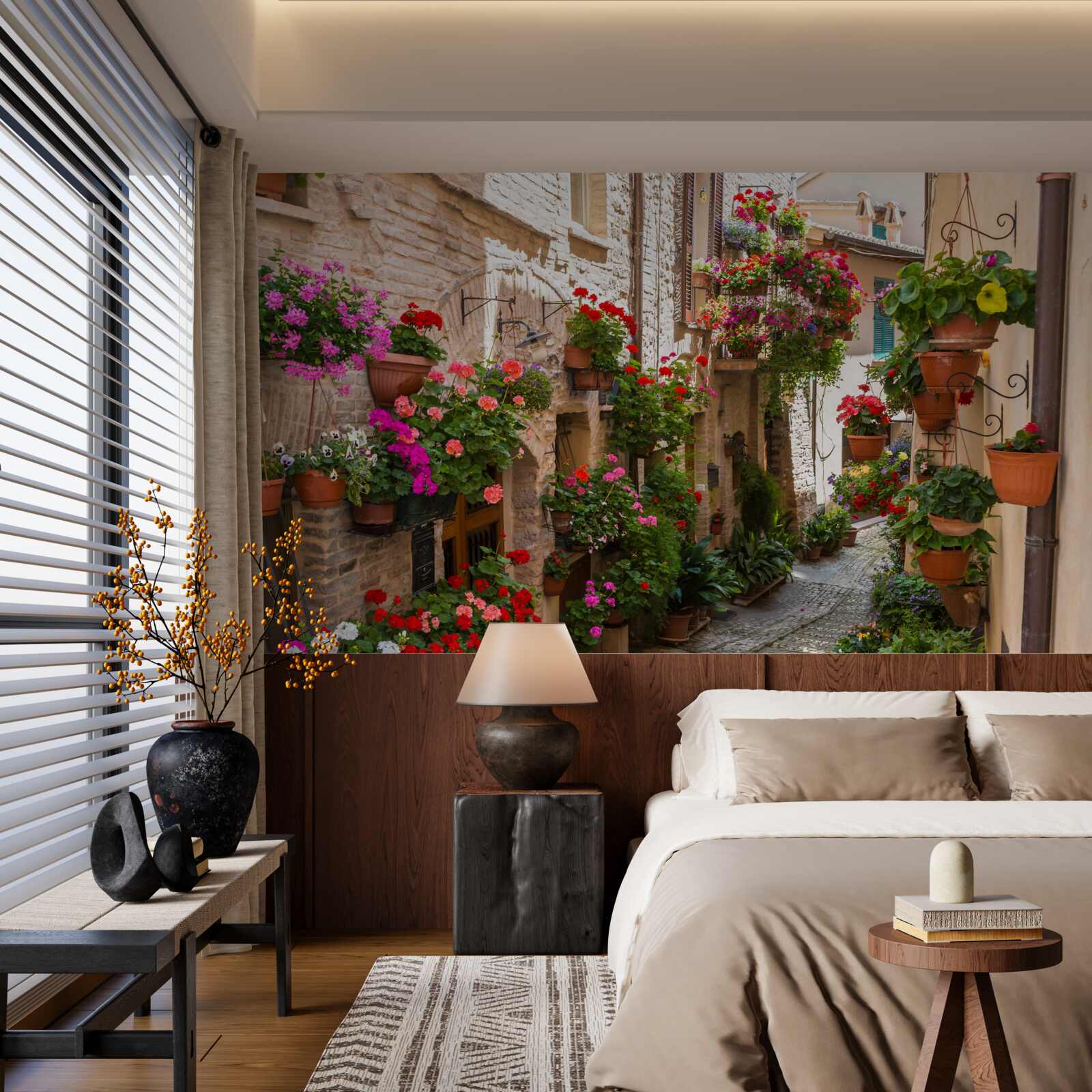 Fototapeta ulica ponorená do hustej zelene, zahaľujúca jej starobylosť