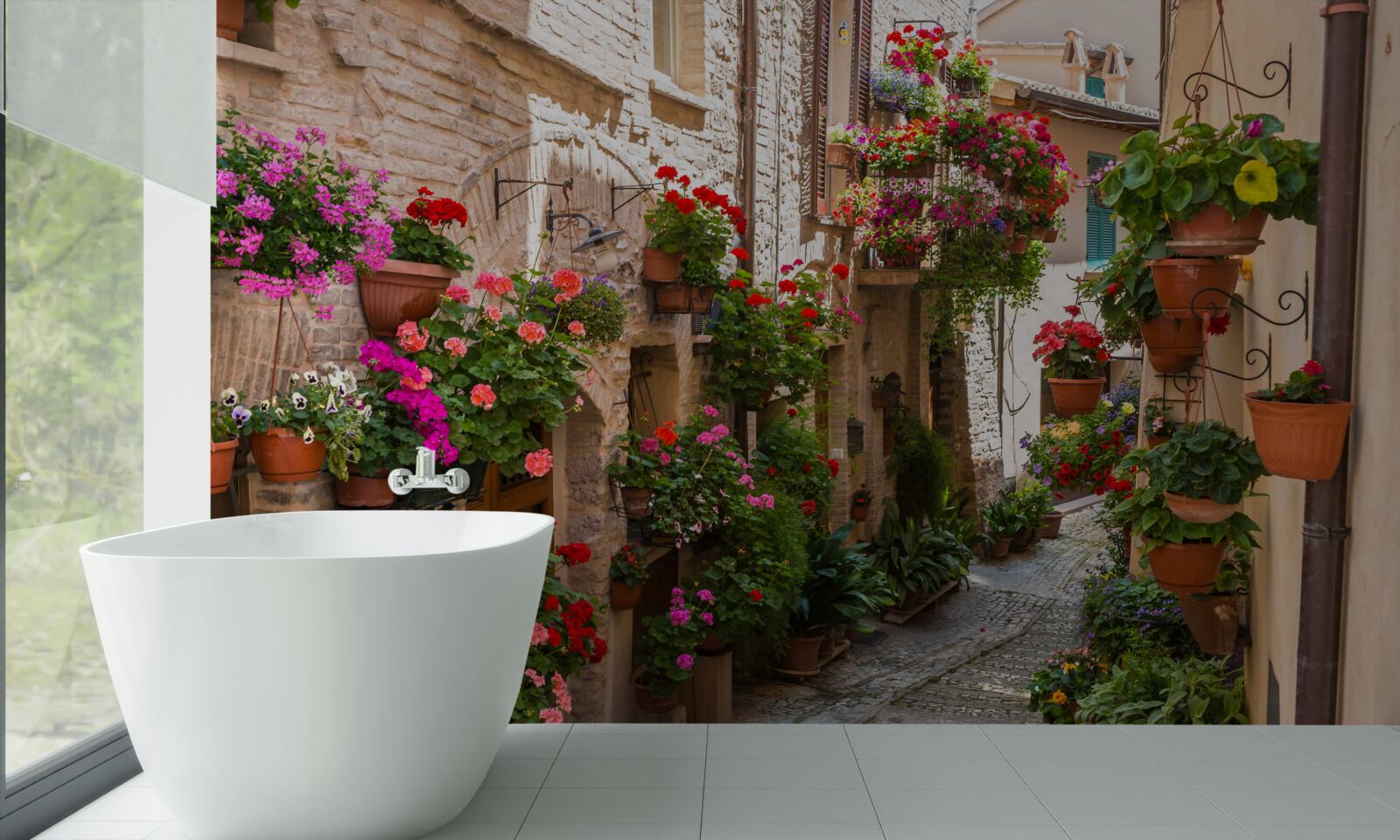 Fototapeta ulica ponorená do hustej zelene, zahaľujúca jej starobylosť