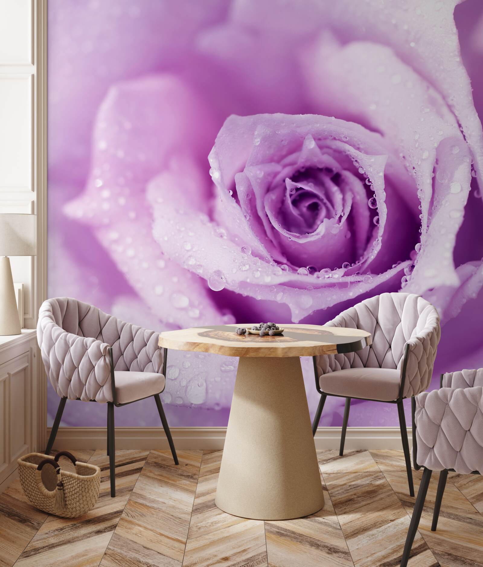 Fototapeta ruža s fialovým odtieňom po daždi