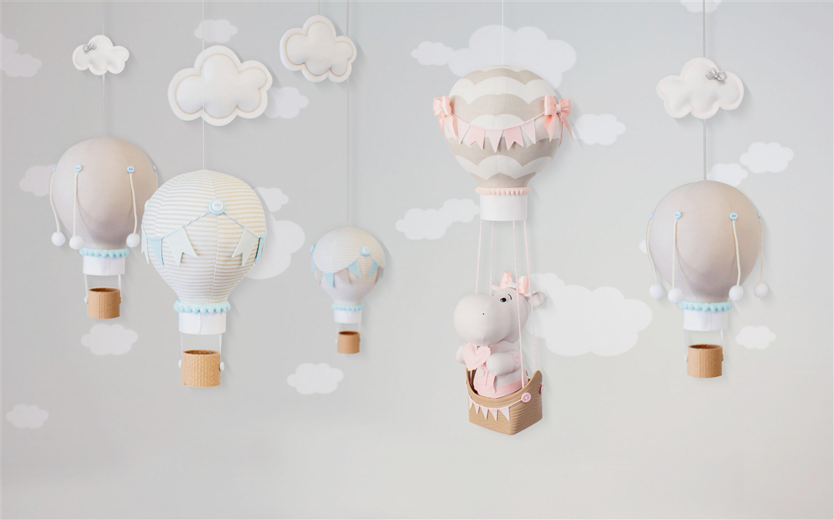 Fototapeta malý hroch v lietajúcej guli