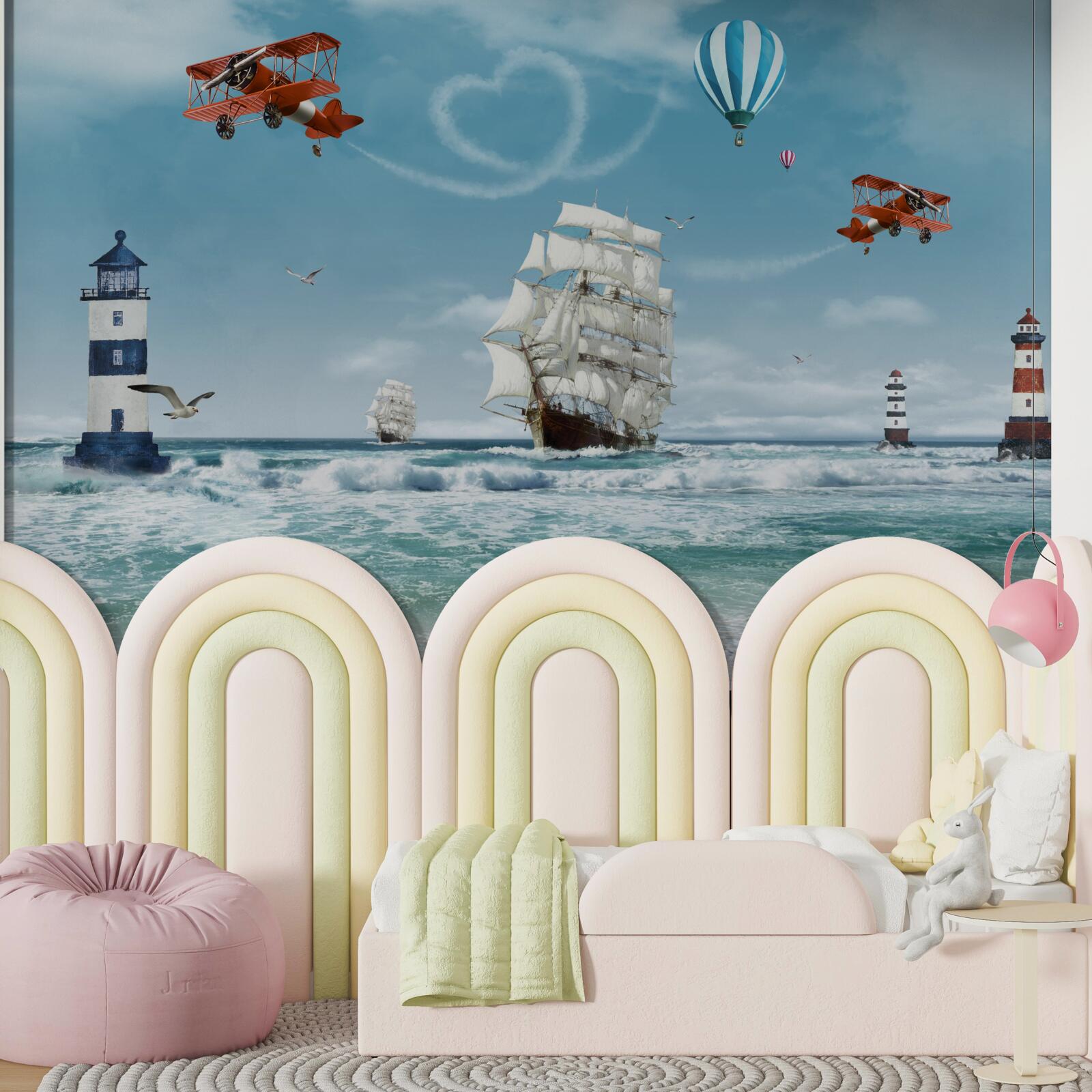 Fototapeta v pozadí sú lietadlá a majáky, oproti ktorým sa brigantina vyníma