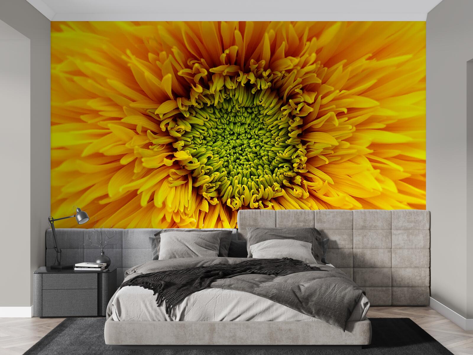 Fototapeta kvet so zeleným stredom, maľovaný svetložltou farbou