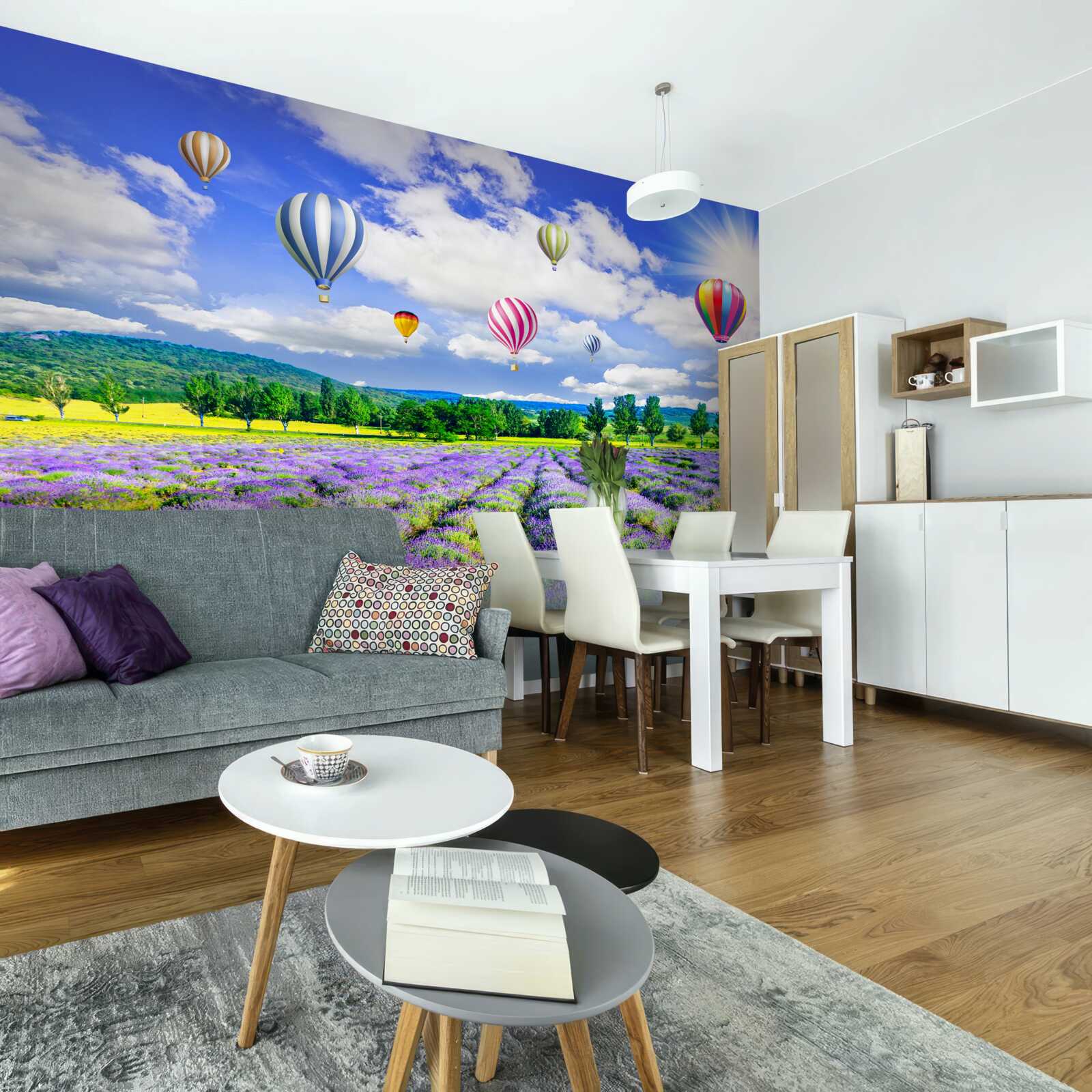 Fototapeta let balónom nad levanduľovým poľom