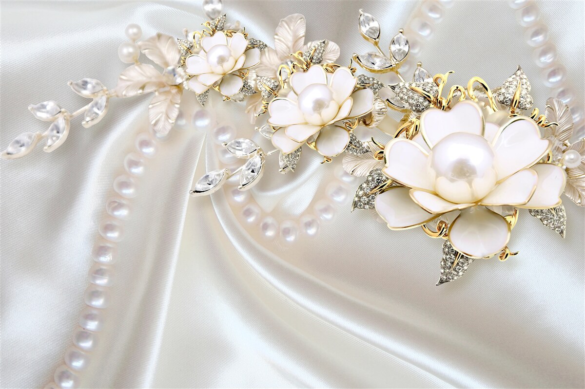 Fototapeta perly na hodvábe sú zdobené ružami