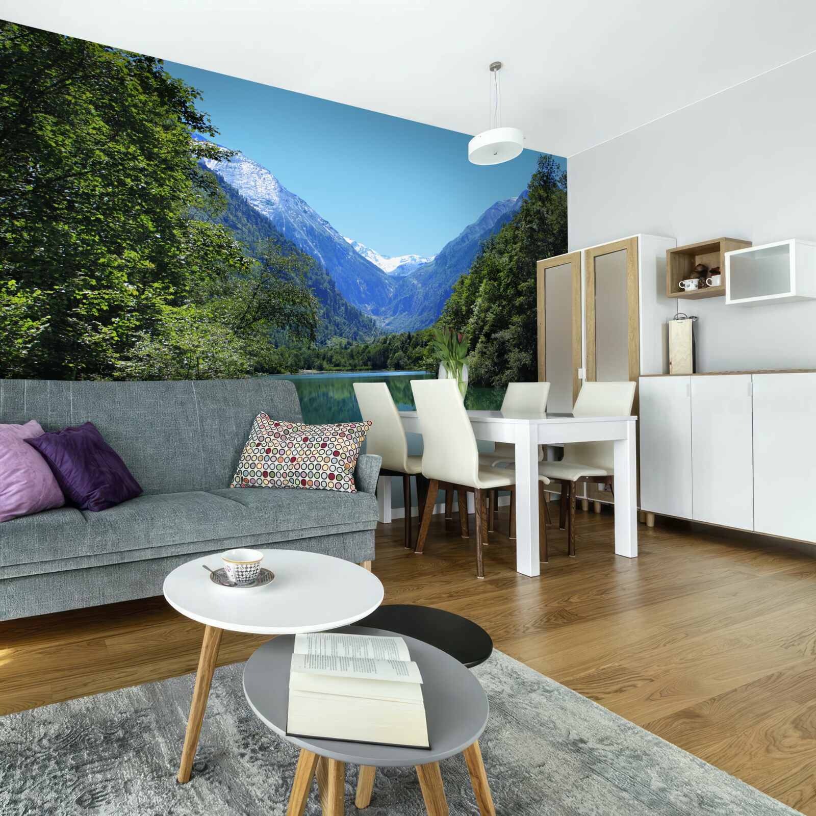 Fototapeta pokojná vodná plocha ukrytá v hustom lese na svahoch hôr