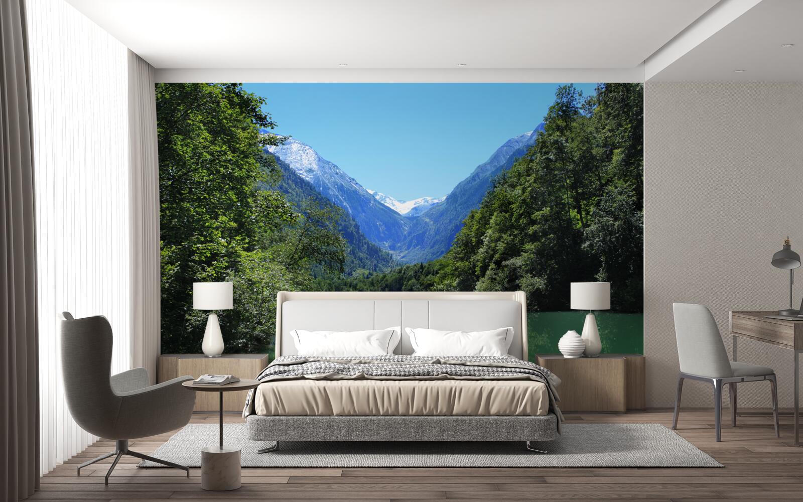 Fototapeta pokojná vodná plocha ukrytá v hustom lese na svahoch hôr