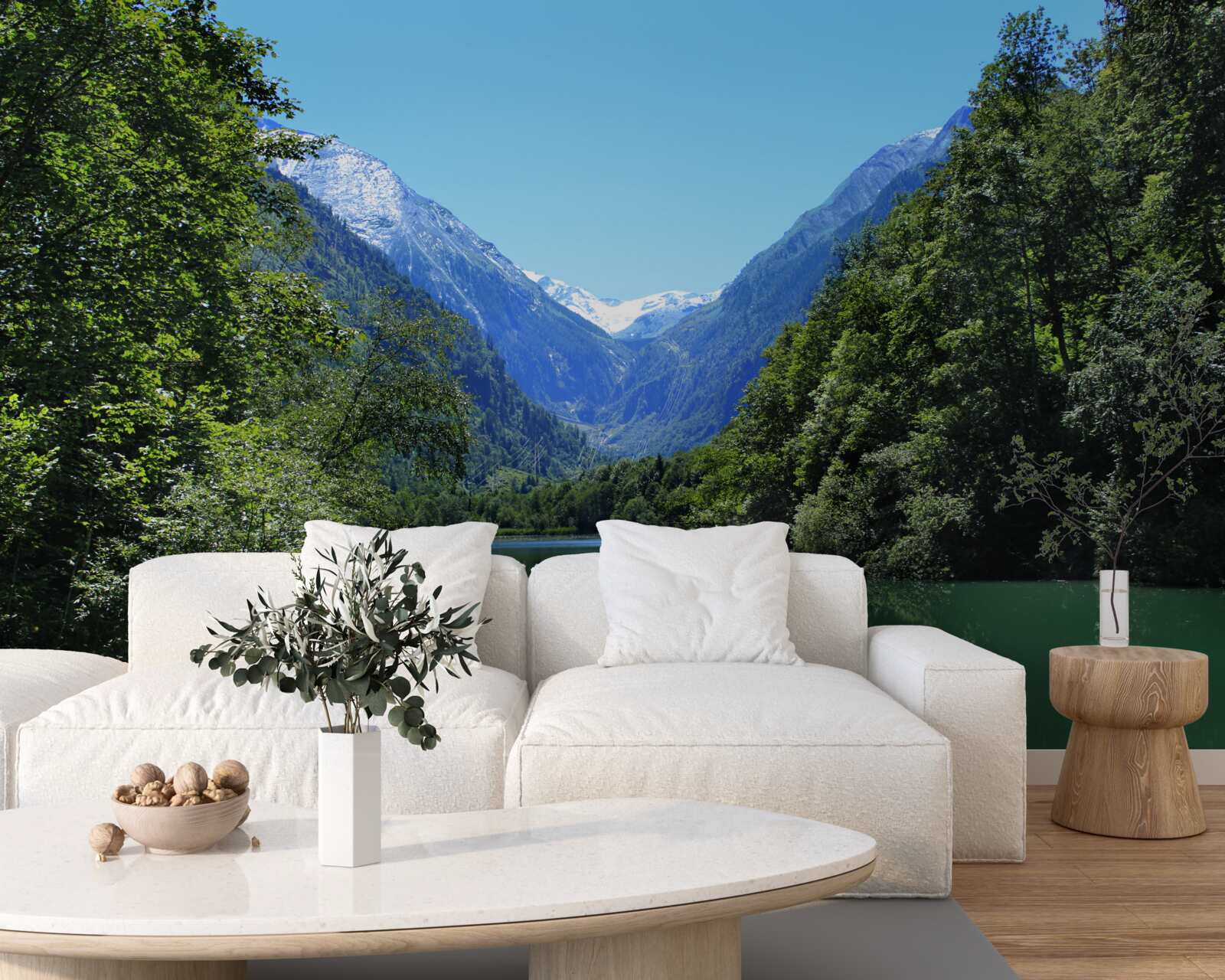 Fototapeta pokojná vodná plocha ukrytá v hustom lese na svahoch hôr