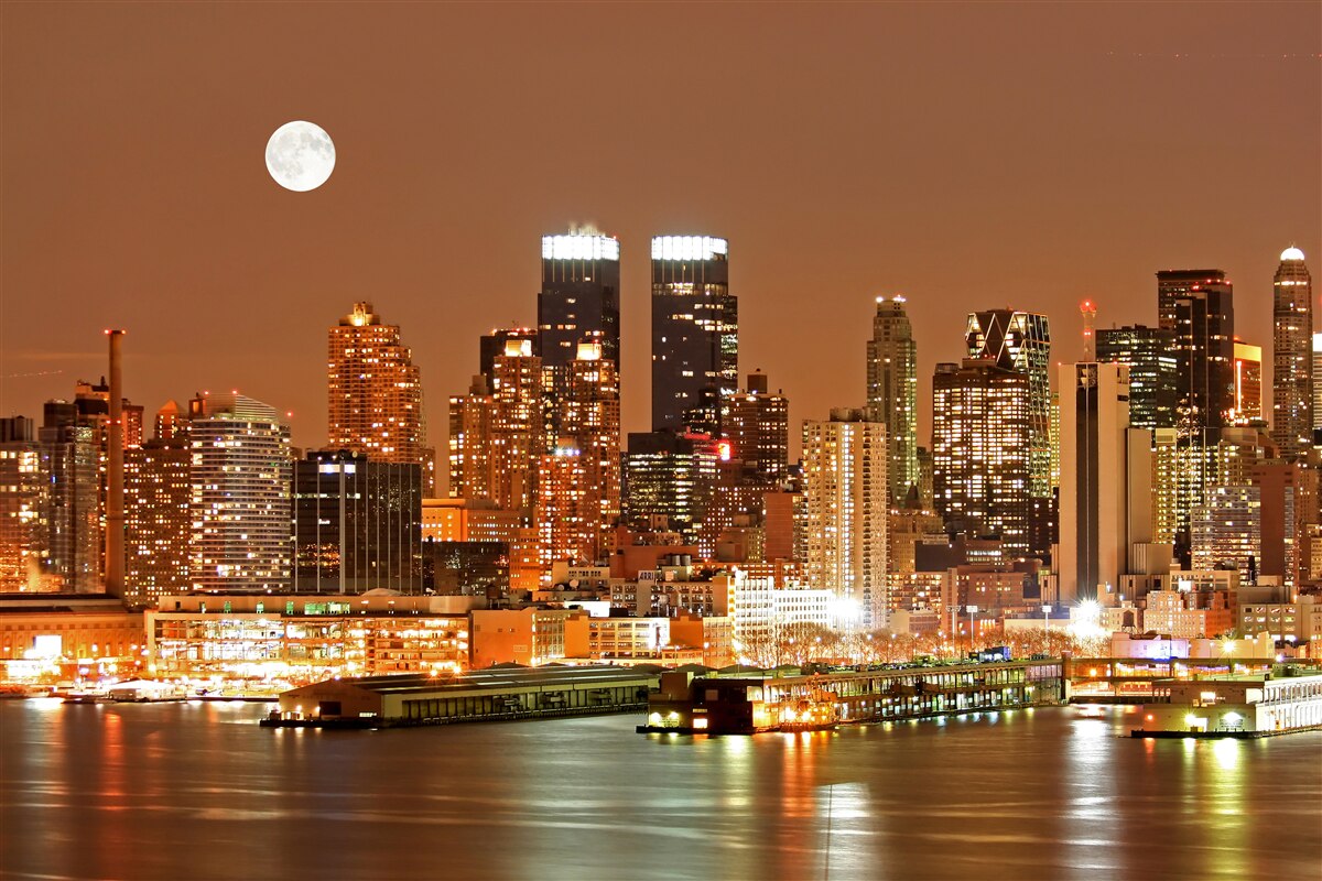 Fototapeta mesto je osvetlené splnom mesiaca