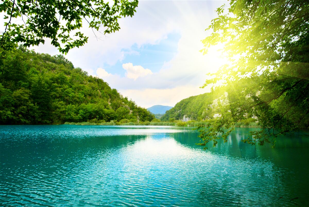 Fototapeta východ slnka nad vodnou hladinou