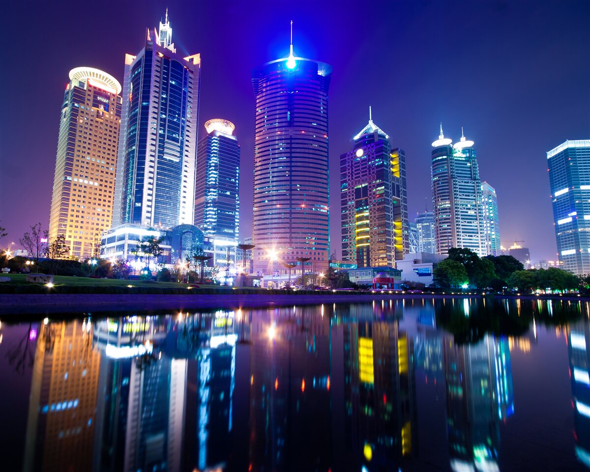 Fototapeta odrazy mrakodrapov v noci