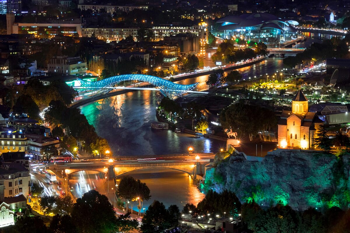 Fototapeta moderné tbilisi vo večerných hodinách
