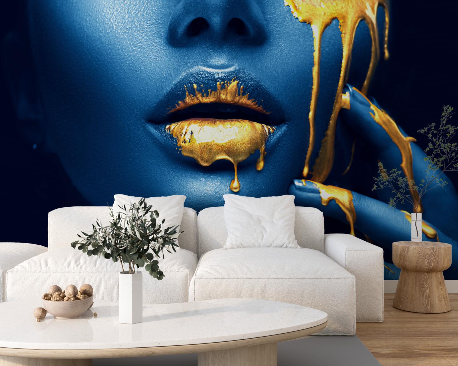 Fototapeta žena s lesklým zlatým rúžom na perách