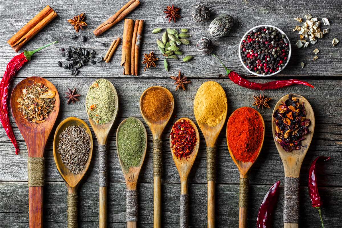 Fototapeta svetlé korenie v príboroch