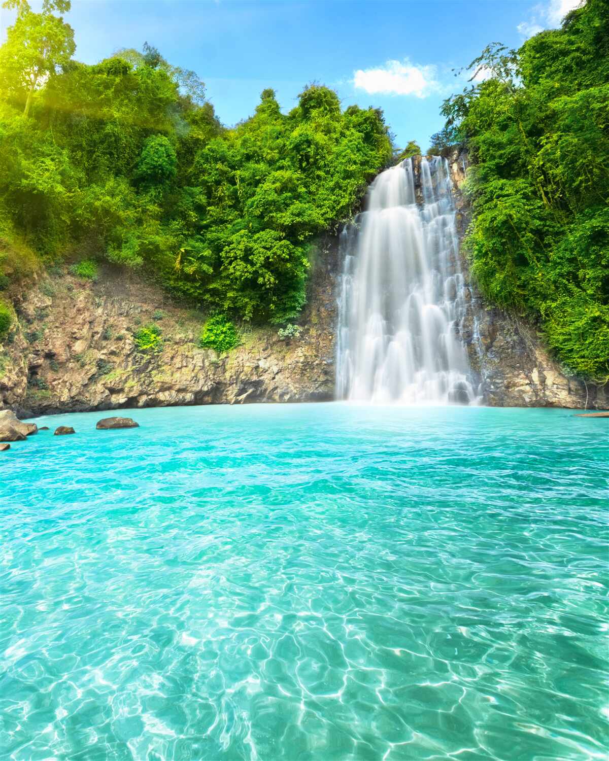 Fototapeta vody horského vodopádu, čisté ako krištáľ, v púšti