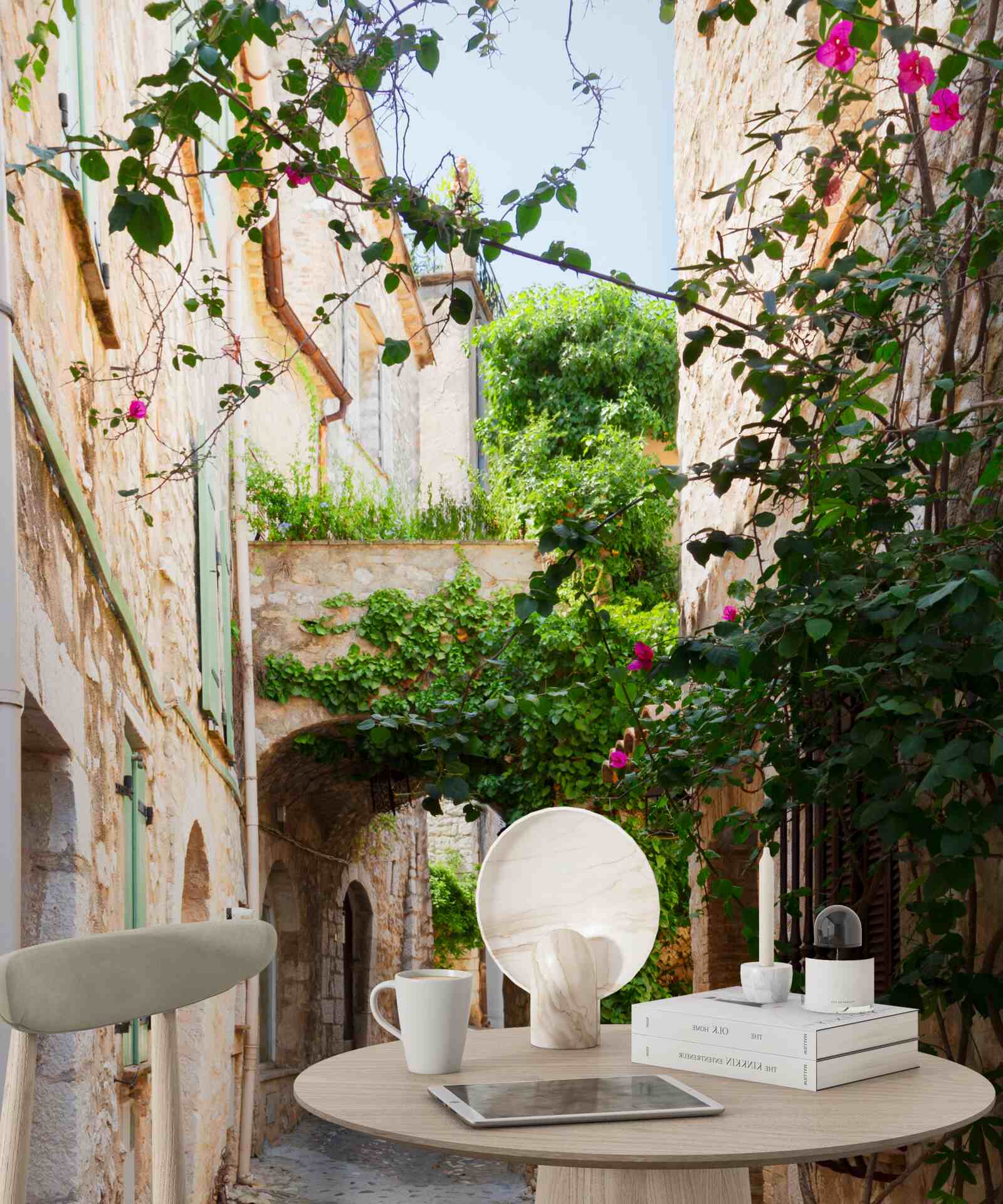 Fototapeta starodávna úzka ulička zdobená živými rastlinami