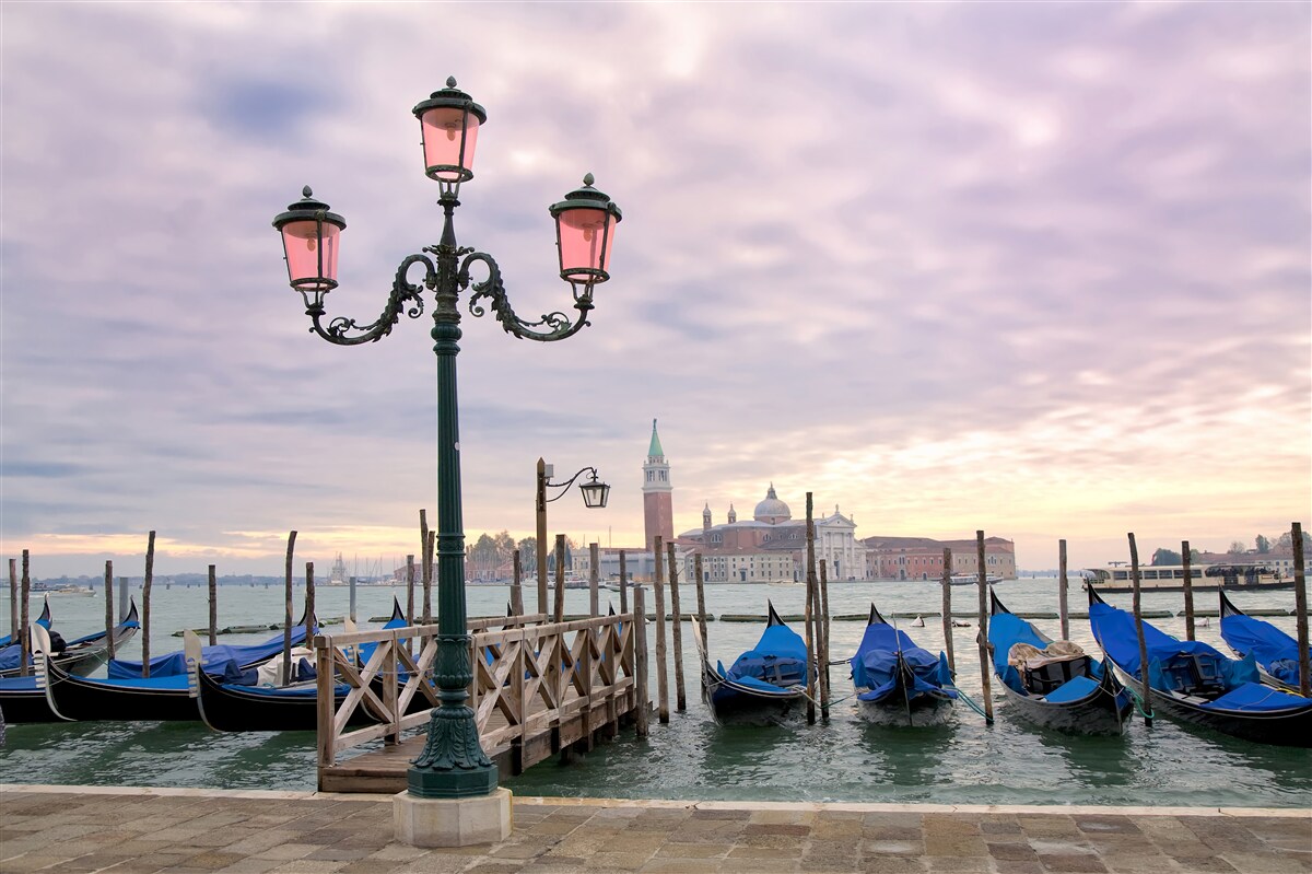 Fototapeta Benátske gondoly na móle