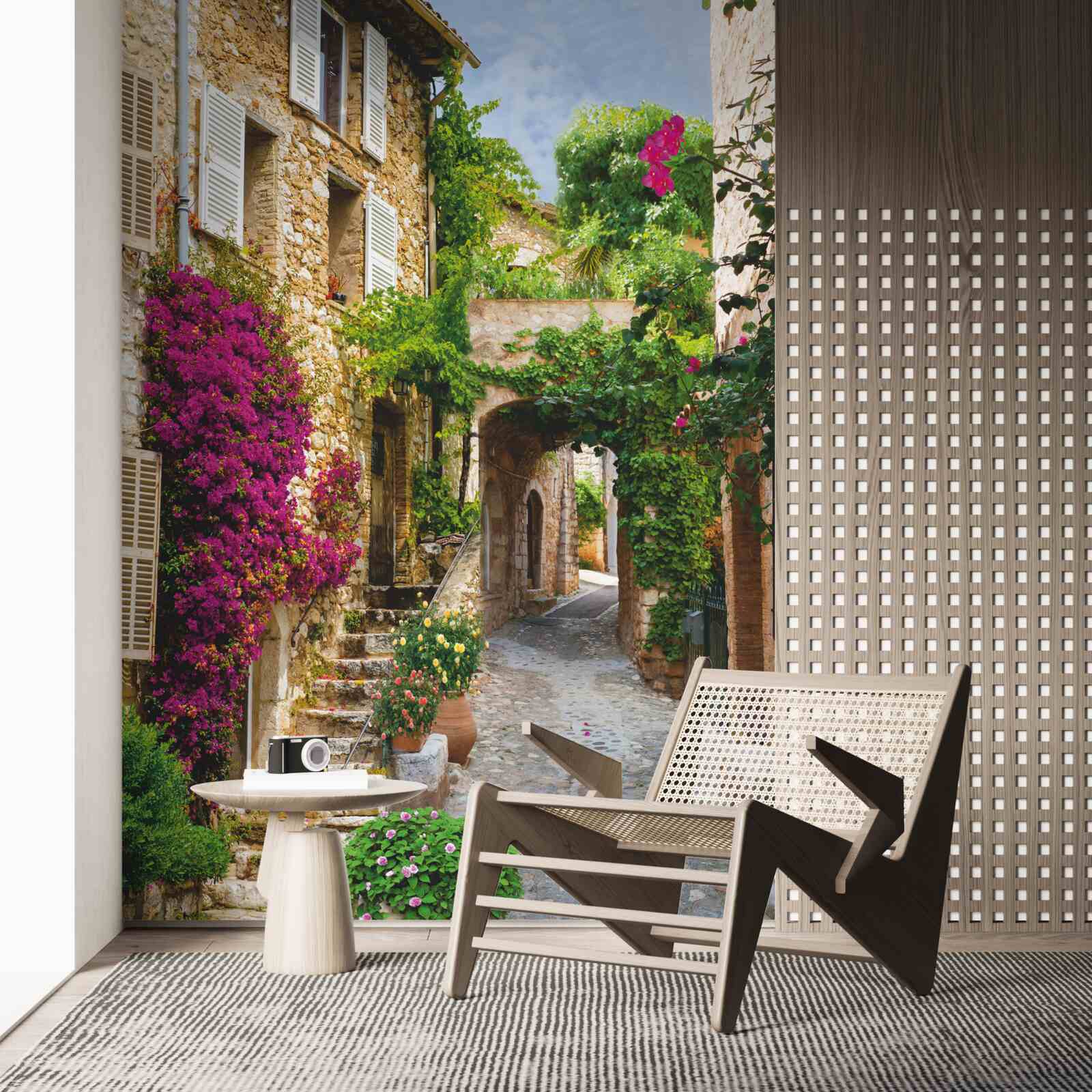 Fototapeta stará ulica ožíva rozkvitnutým brečtanom