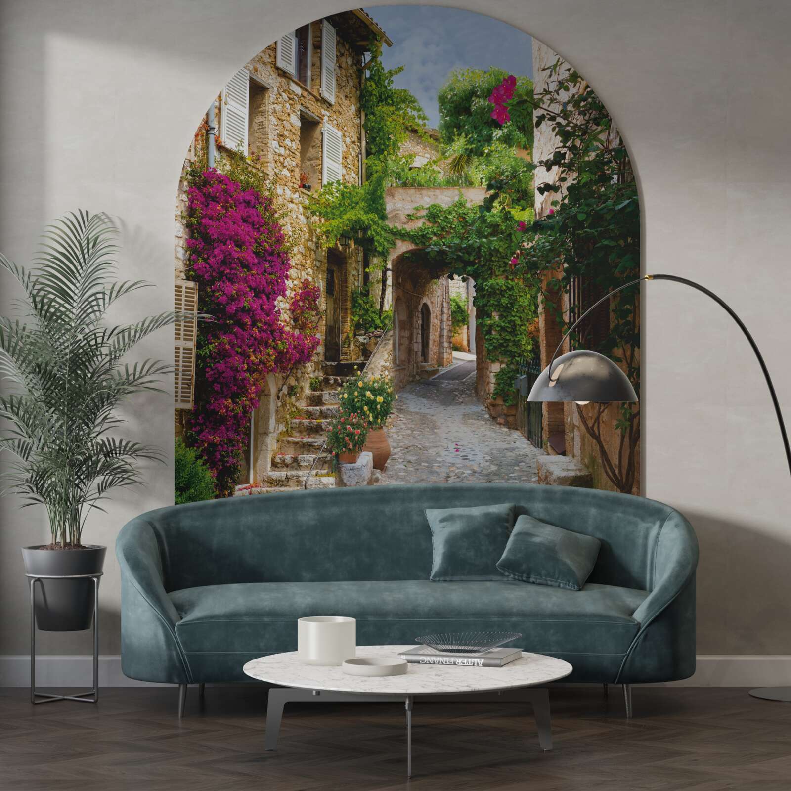 Fototapeta stará ulica ožíva rozkvitnutým brečtanom