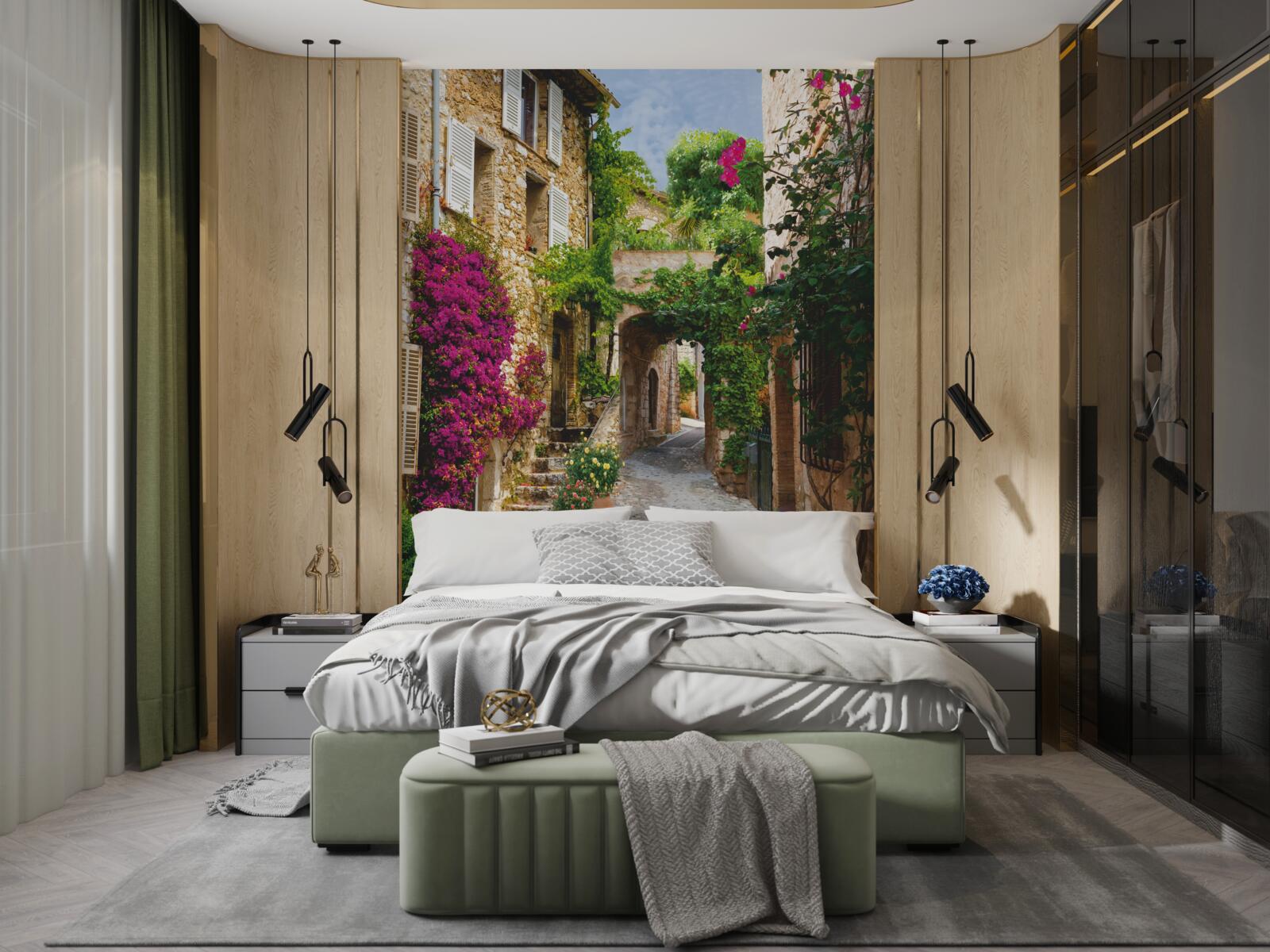 Fototapeta stará ulica ožíva rozkvitnutým brečtanom