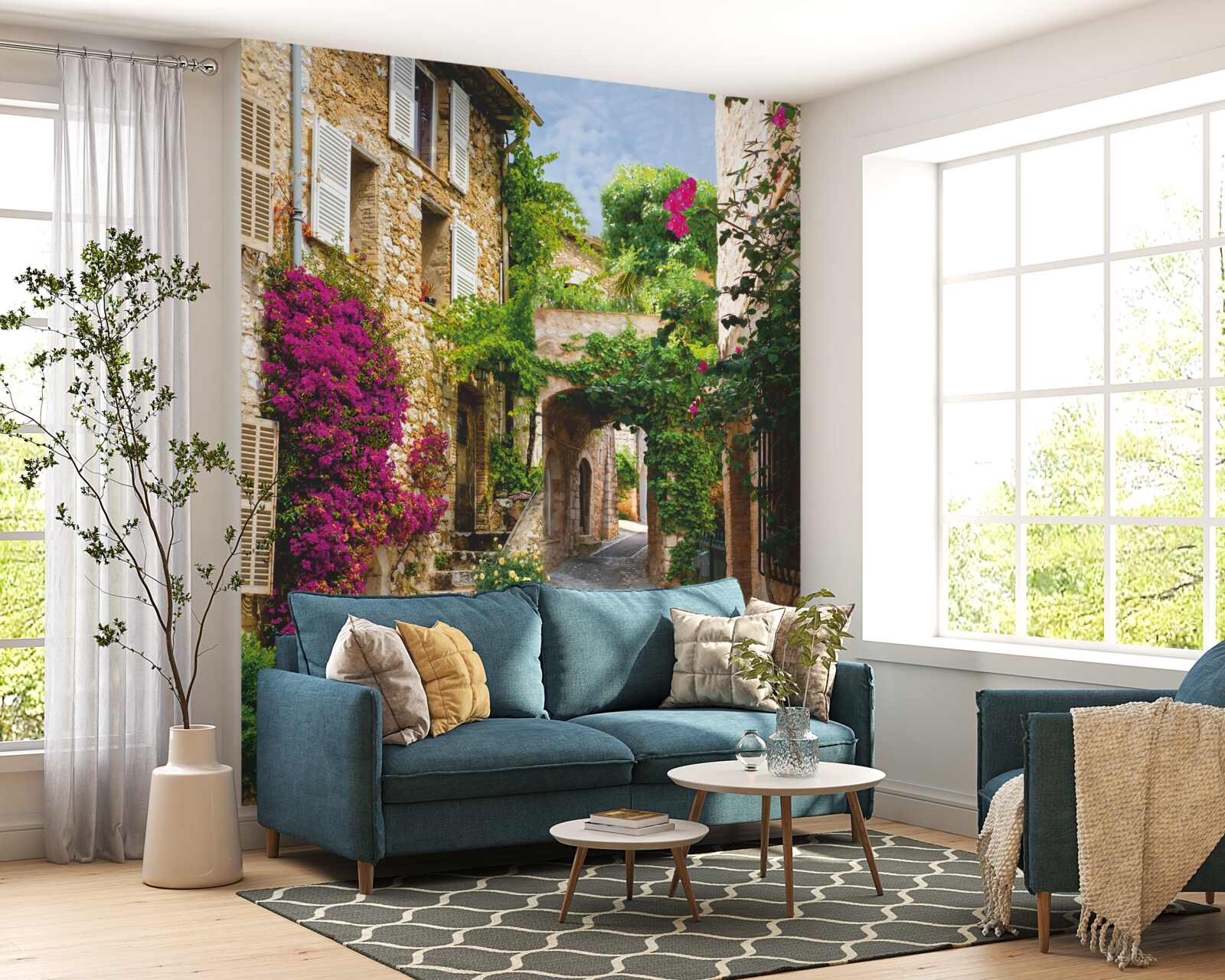 Fototapeta stará ulica ožíva rozkvitnutým brečtanom