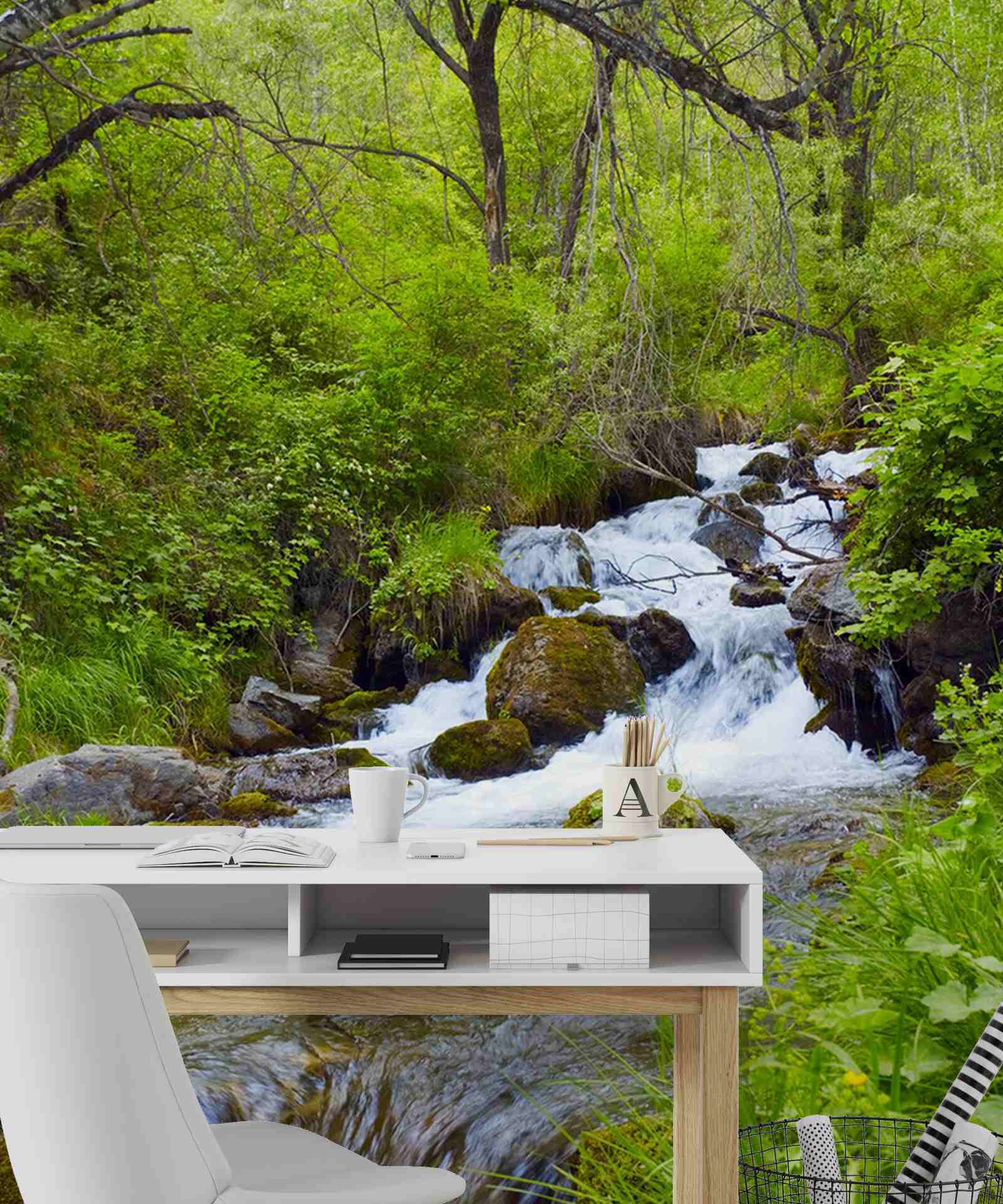 Fototapeta vodopád zúrivo tečúci uprostred lesa