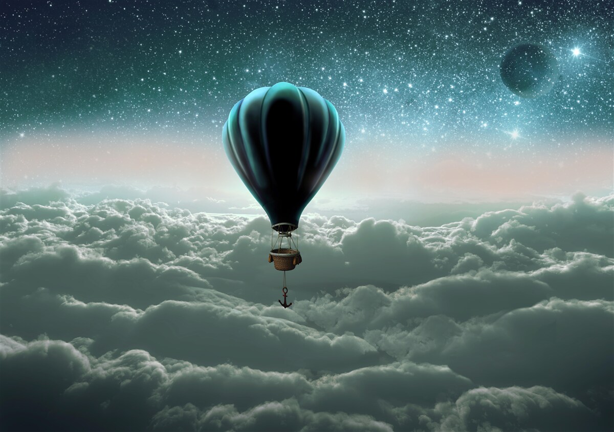 Fototapeta nočný teplovzdušný balón plávajúci nad oblakmi