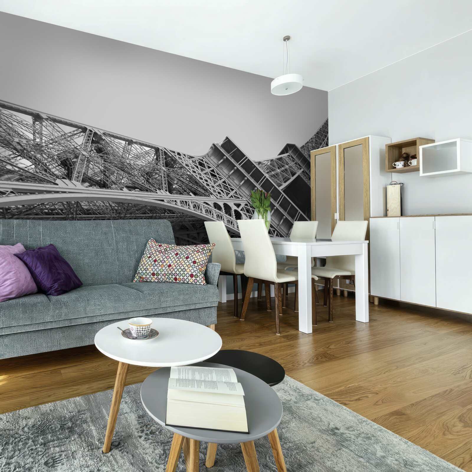 Fototapeta čiernobiely pohľad na Eiffelovu vežu zdola