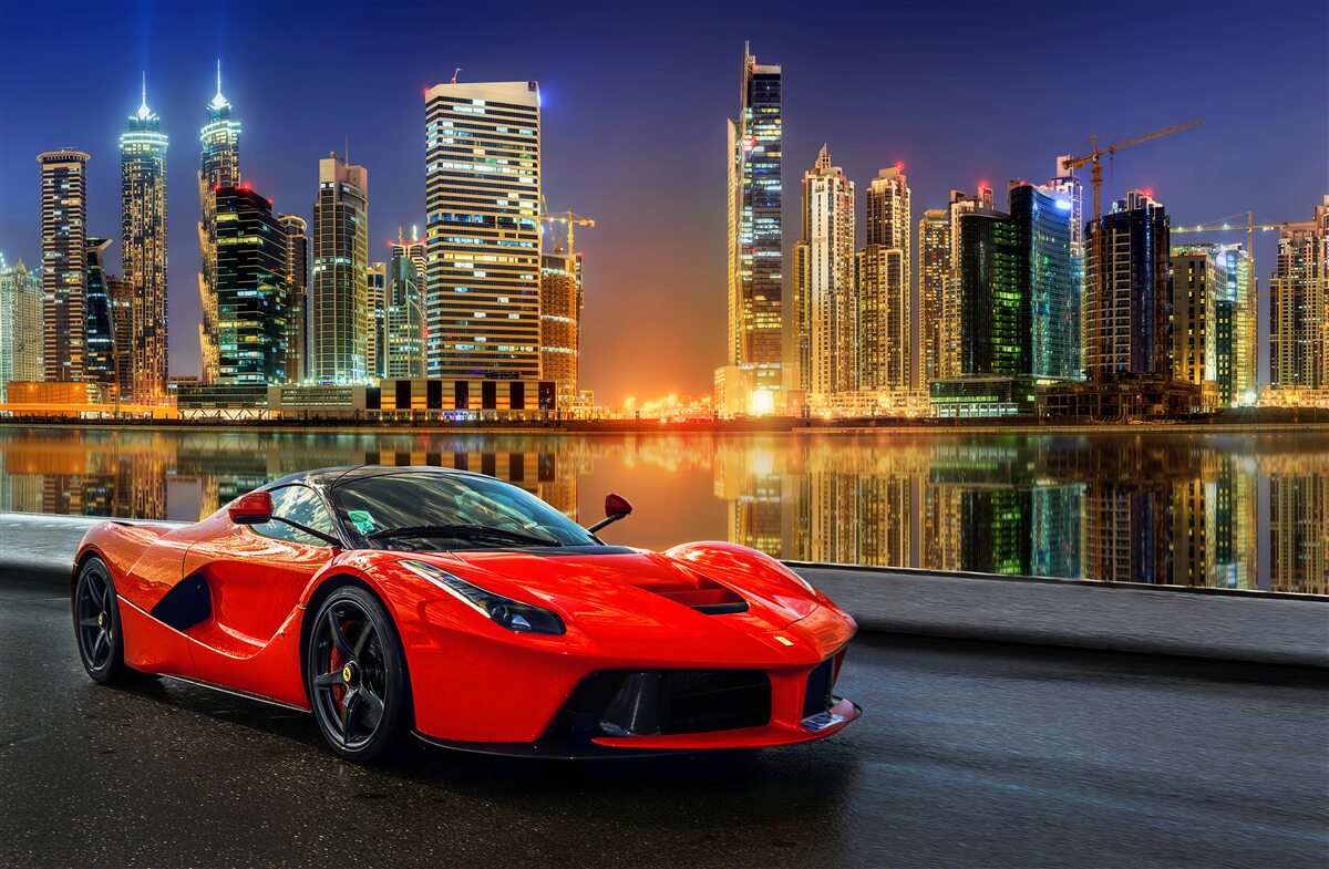 Fototapeta športové auto s nočnou panorámou mesta v pozadí