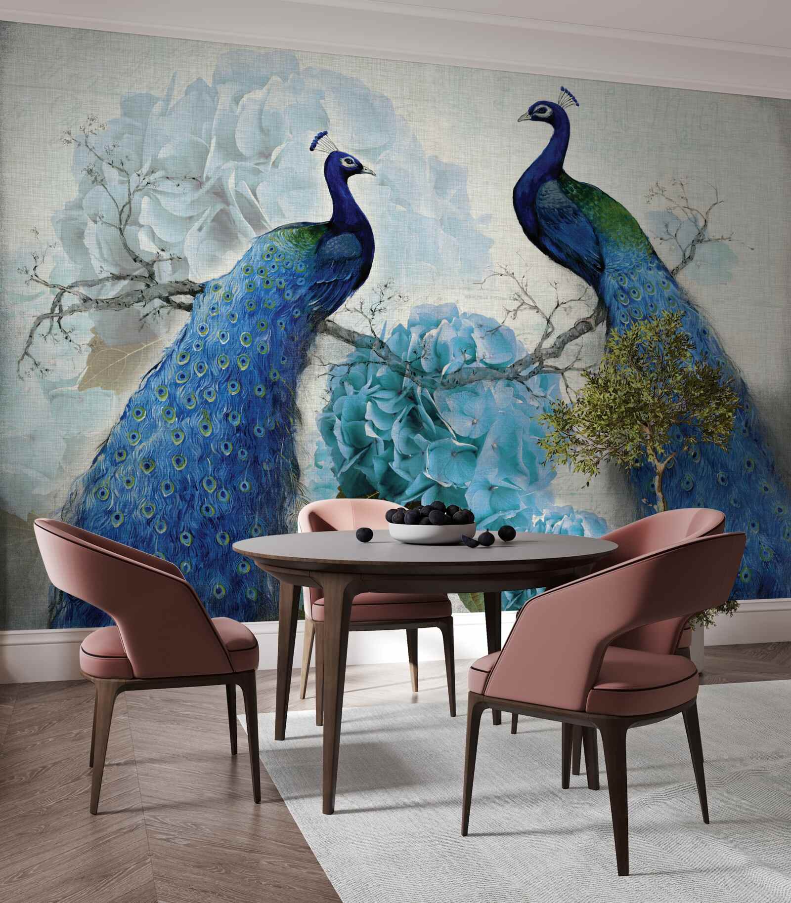 Fototapeta pávy s modrým perím na kvetoch rovnakého odtieňa